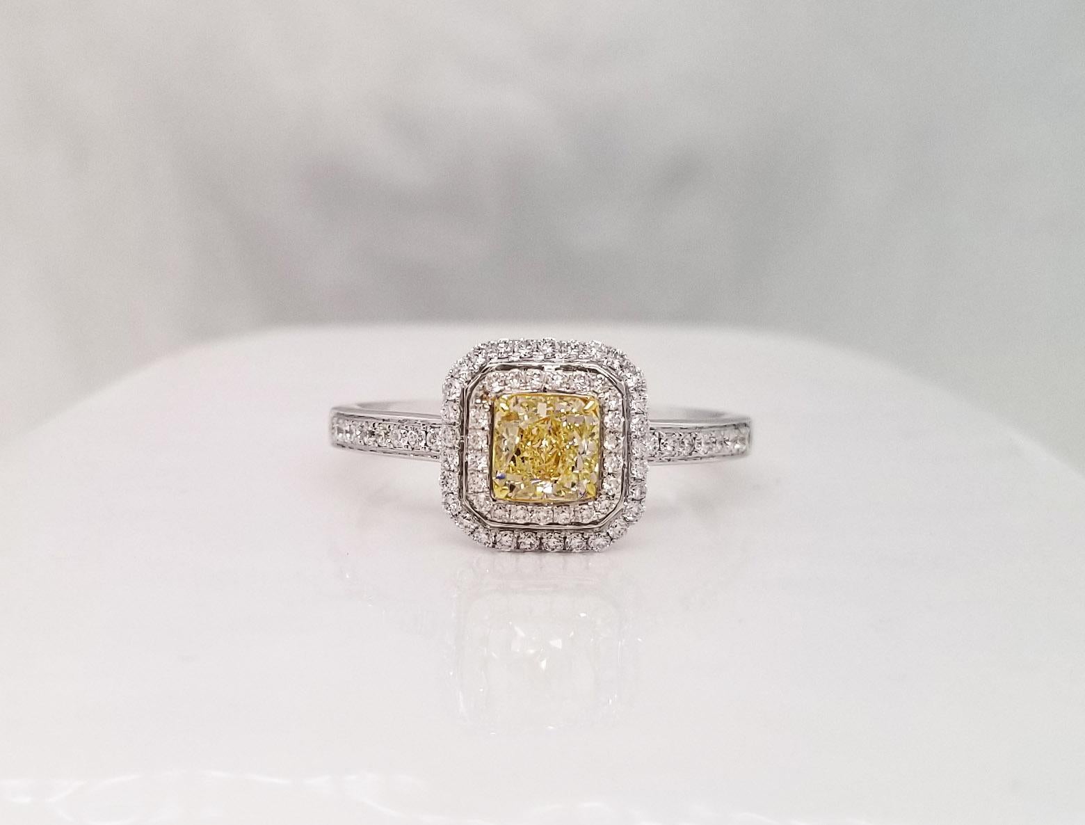 Taille coussin Idées cadeaux pour la fête des mères : Scarselli, diamant jaune clair fantaisie de 0,52 carat en vente