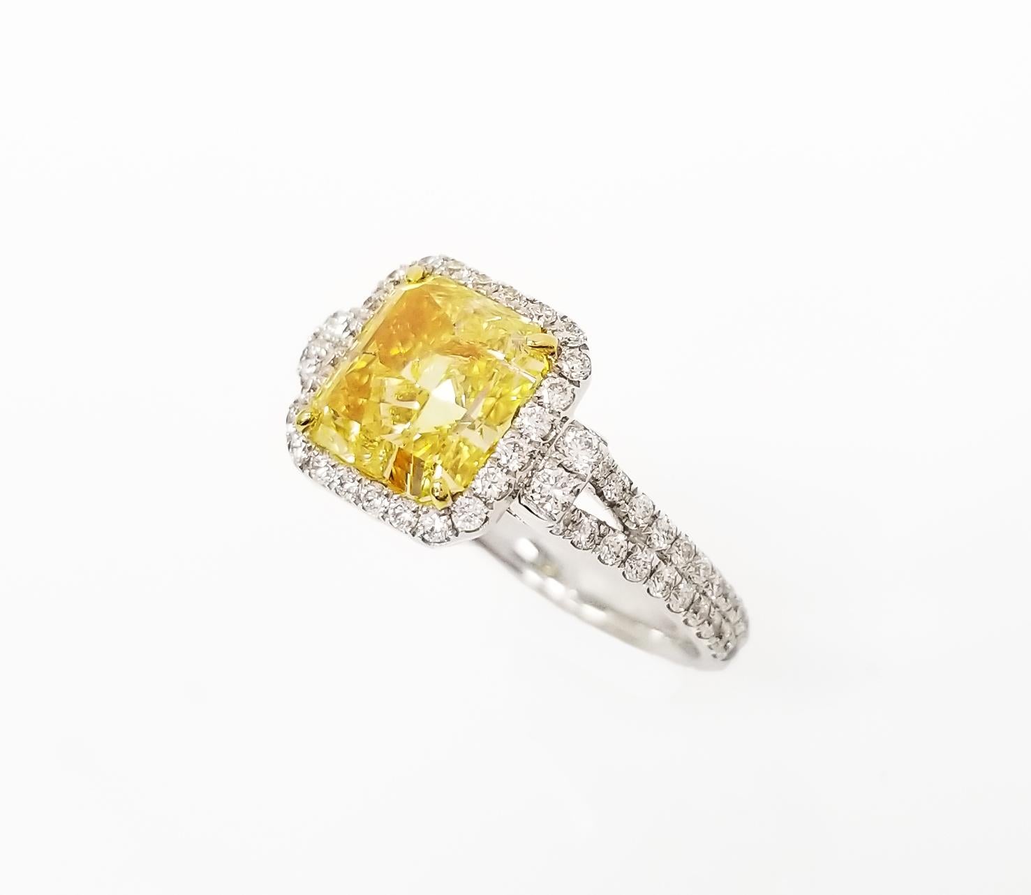 Scarselli GIA zertifiziert 2 Karat Fancy Intensive Yellow Radiant Cut Verlobungsring im Zustand „Neu“ in New York, NY