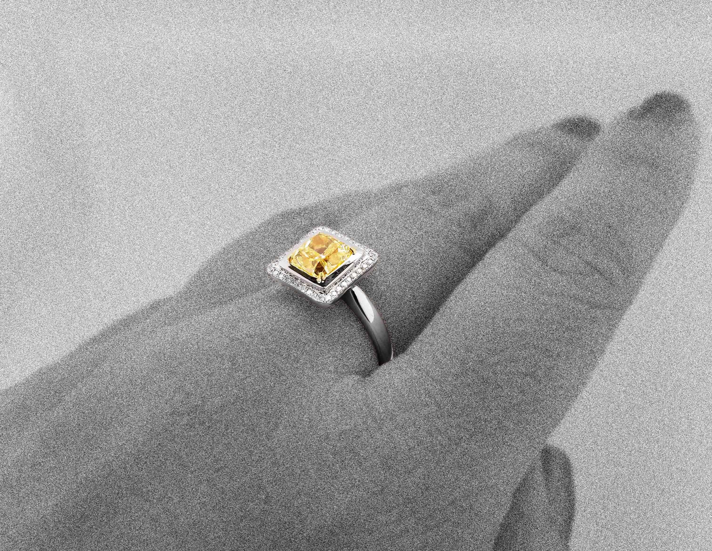 Scarselli Verlobungsring mit GIA-zertifiziertem 2 Karat gelbem Fancy-Diamant im Strahlenschliff (Radiantschliff) im Angebot