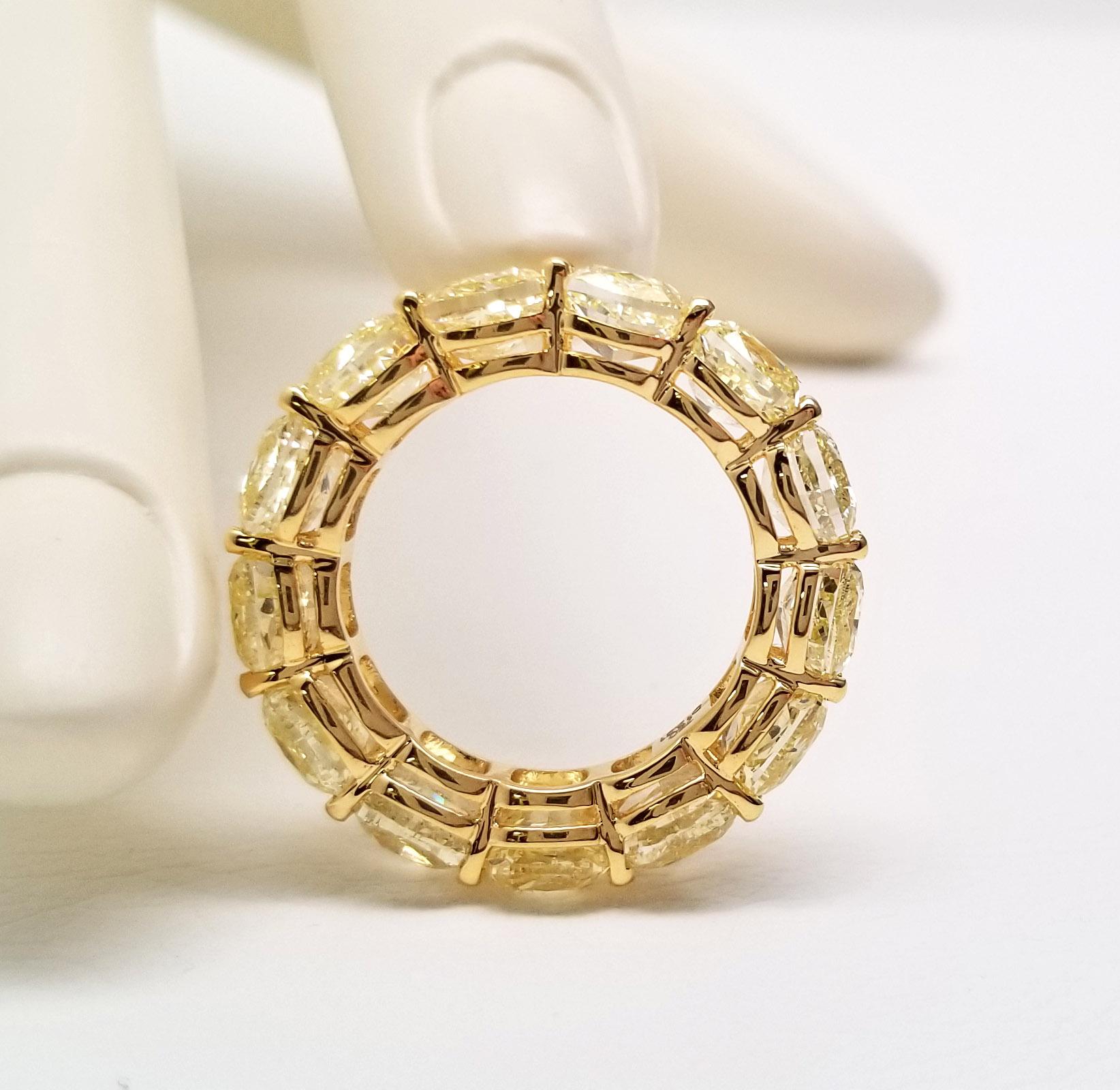 Scarselli Eternity-Ring aus 18 Karat Gelbgold mit GIA-zertifiziertem hellgelbem Fancy-Diamant (Kissenschliff) im Angebot