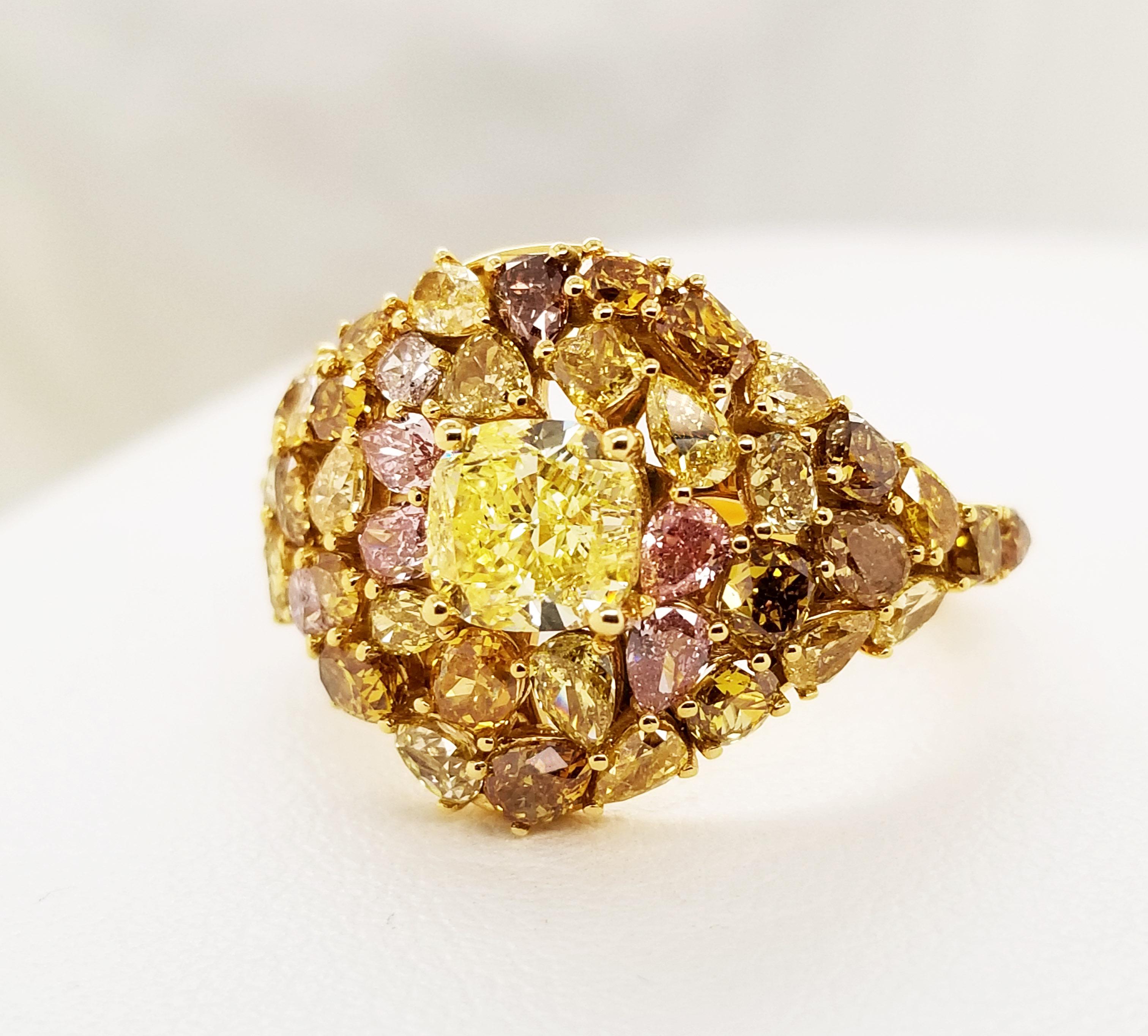 Bague cocktail avec pierre centrale en diamant jaune certifié GIA de 1,00 carat Bague de style mosaïque avec diamants de couleur fantaisie sur monture en or jaune 18k. Bague de 3,38 carats de diamants de couleur fantaisie en mosaïque avec des