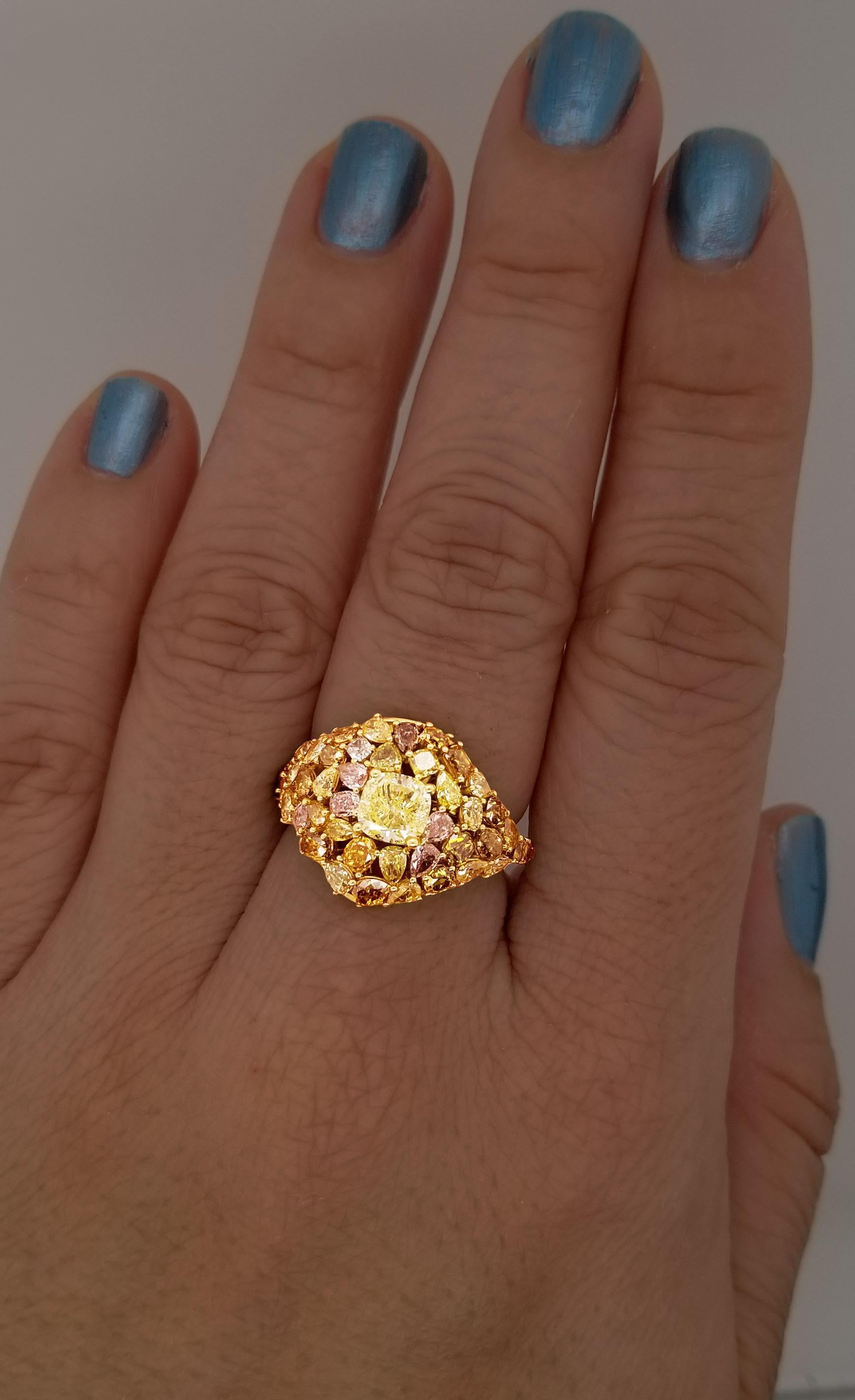 Scarselli Bague cocktail en mosaïque de diamants jaunes fantaisie taille coussin de 1 carat, certifiés GIA  Unisexe en vente