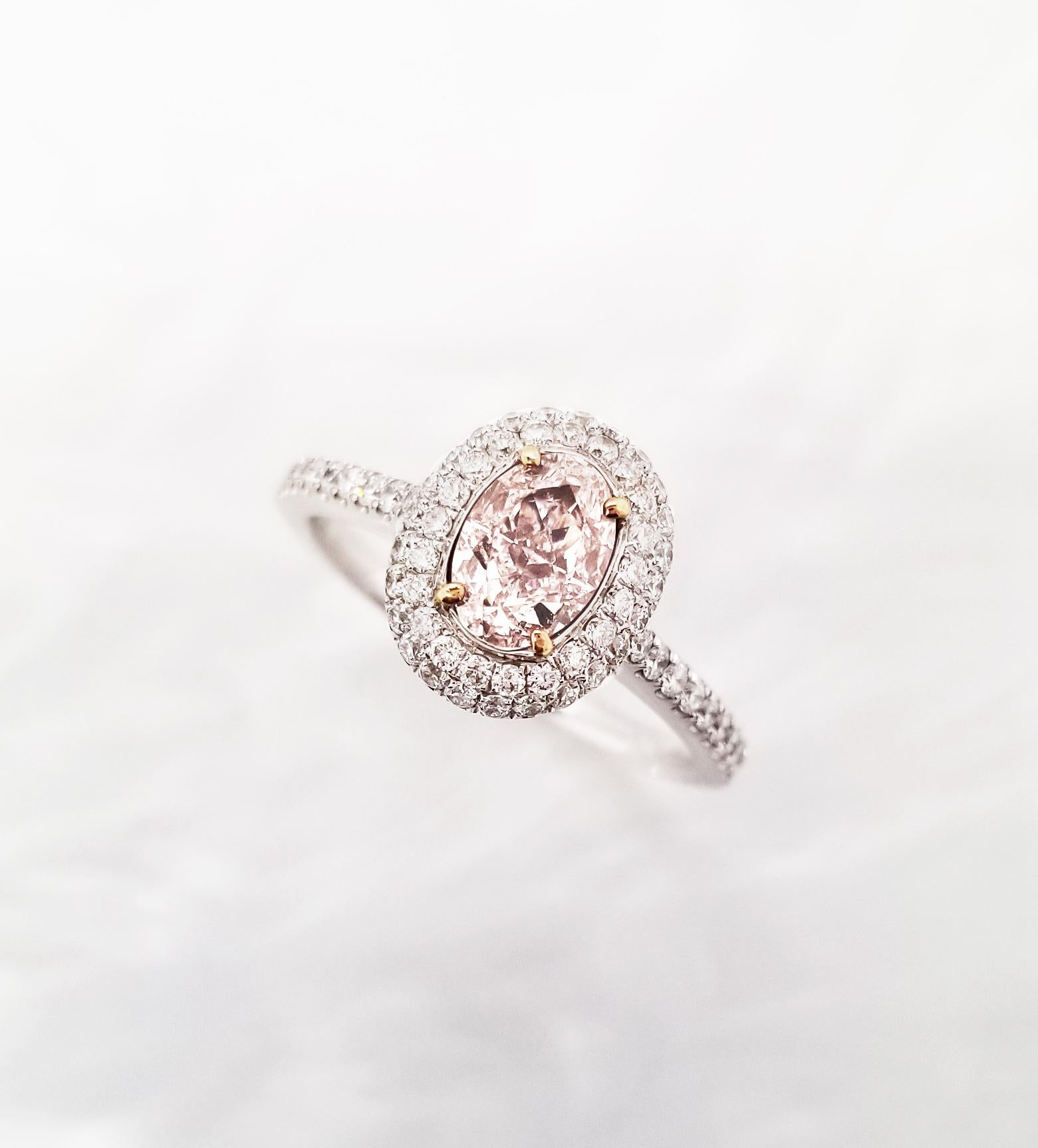 Scarselli Bague de fiançailles en or blanc 18 carats avec halo ovale de diamants roses 0,82 carat, certifié GIA Neuf - En vente à New York, NY