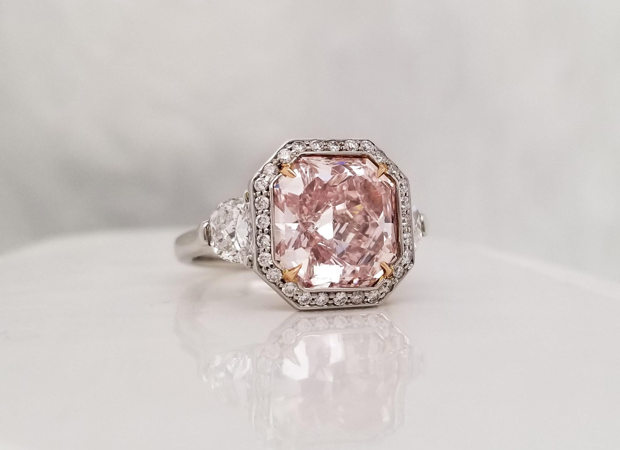From SCARSELLI this rare natural Fancy Light Pink radiant diamond of 4 carats, VVS1 clarity mounted with a halo of round white diamonds 0.28 carats. The center diamond is accompanied by a GIA grading report (see certificate picture for detailed