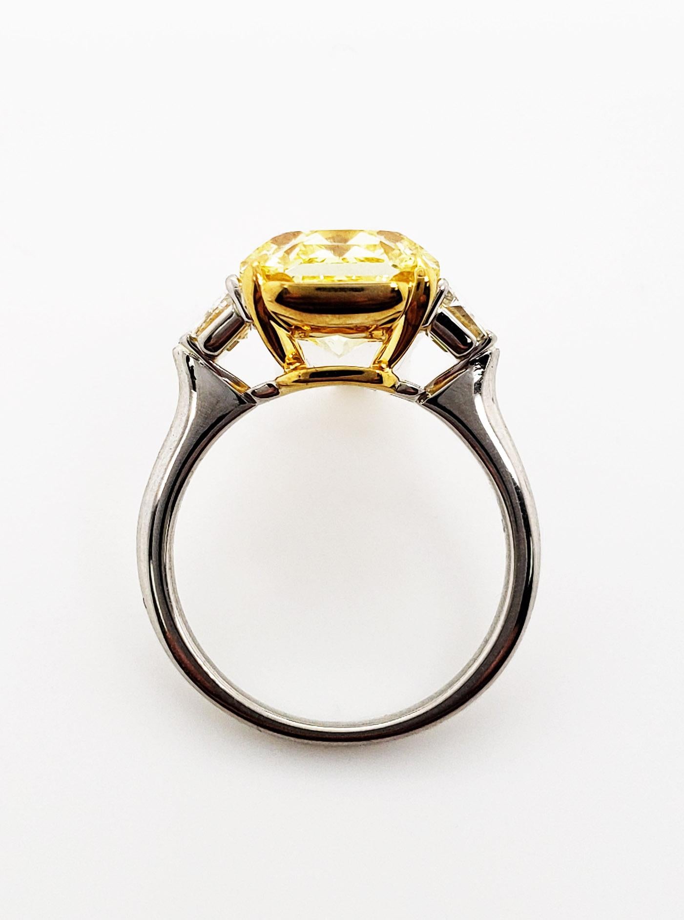 SCARSELLI Ring 5 Karat Vivid Yellow Diamant im Radiant-Schliff in Platin (Zeitgenössisch) im Angebot