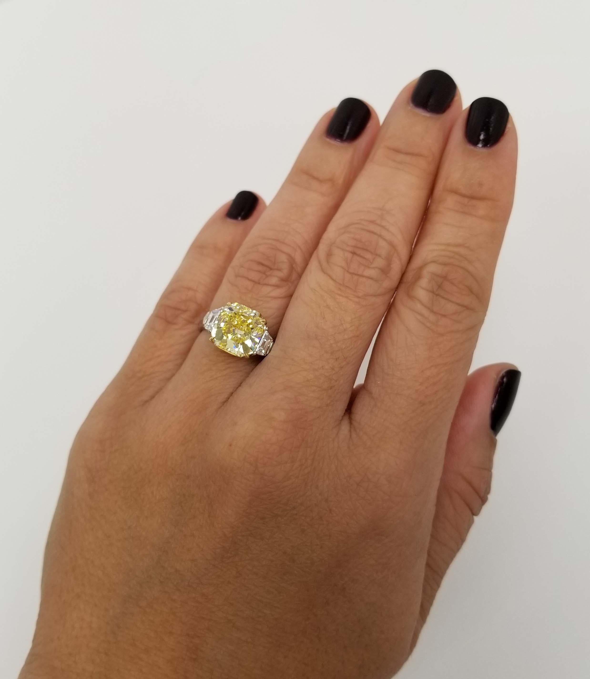 SCARSELLI Ring 5 Karat Vivid Yellow Diamant im Radiant-Schliff in Platin (Radiantschliff) im Angebot