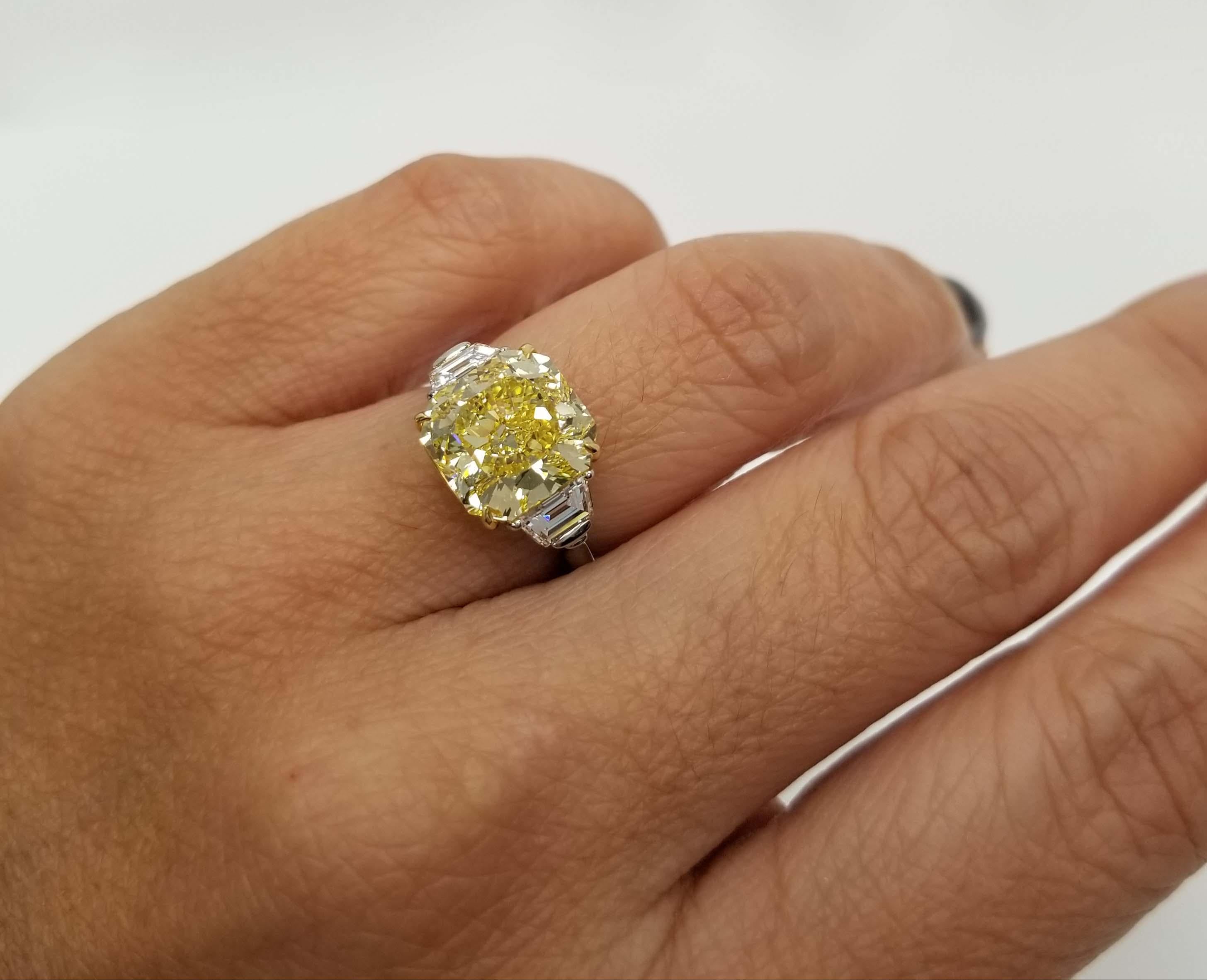 SCARSELLI Ring 5 Karat Vivid Yellow Diamant im Radiant-Schliff in Platin im Zustand „Neu“ im Angebot in New York, NY