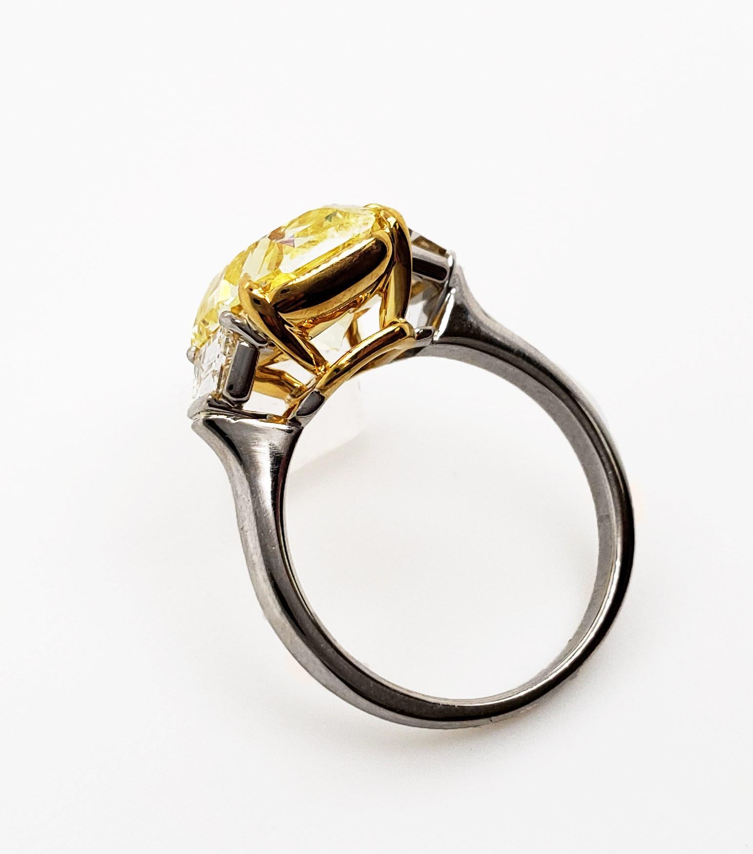 Contemporary Scarselli Ring 5 Carat Fancy Vivid Yellow Radiant Cut Diamond in Platinum For Sale