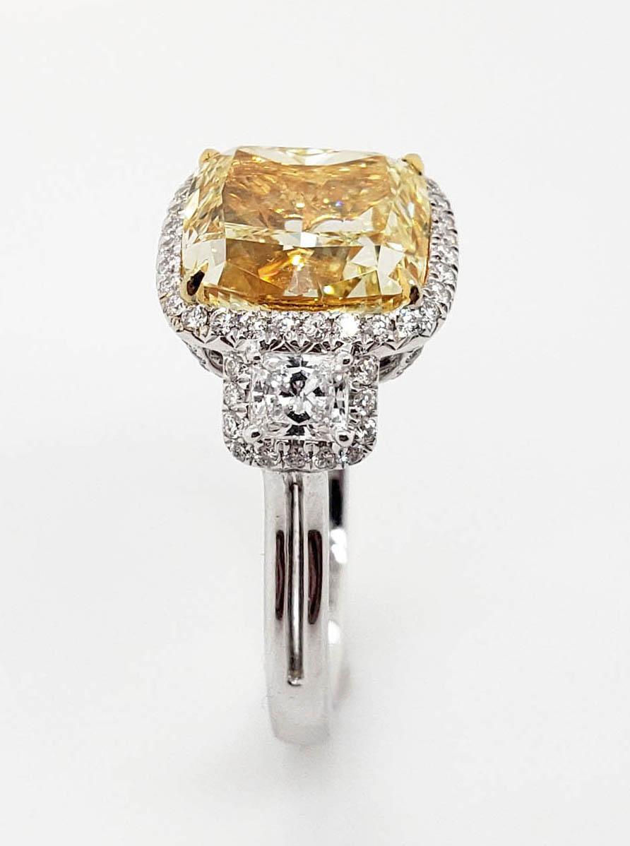 Scarselli Sechs Karat Fancy Gelber Diamantring aus Platin mit Kissenschliff im Kissenschliff, GIA (Zeitgenössisch) im Angebot
