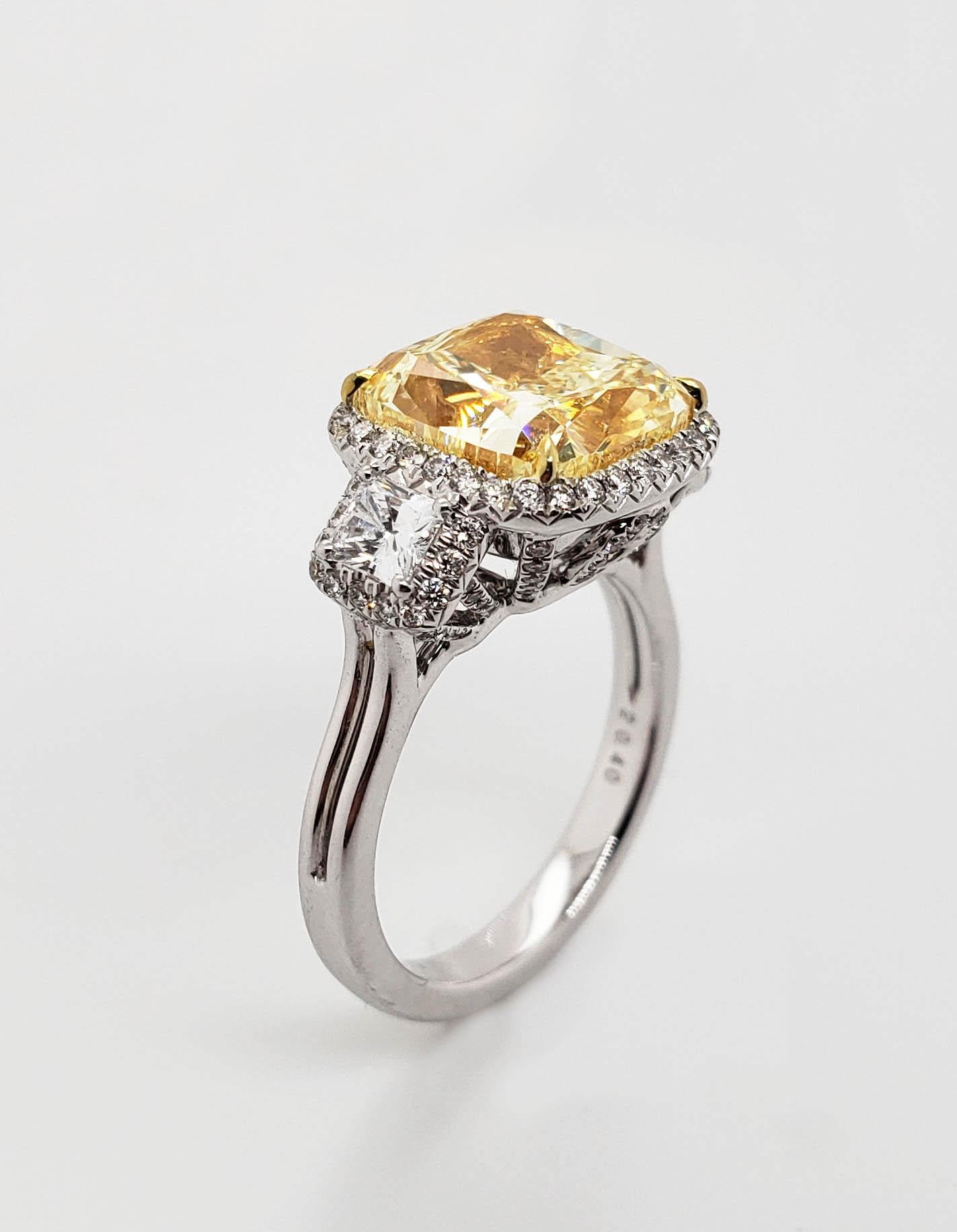 Scarselli Sechs Karat Fancy Gelber Diamantring aus Platin mit Kissenschliff im Kissenschliff, GIA im Zustand „Neu“ im Angebot in New York, NY