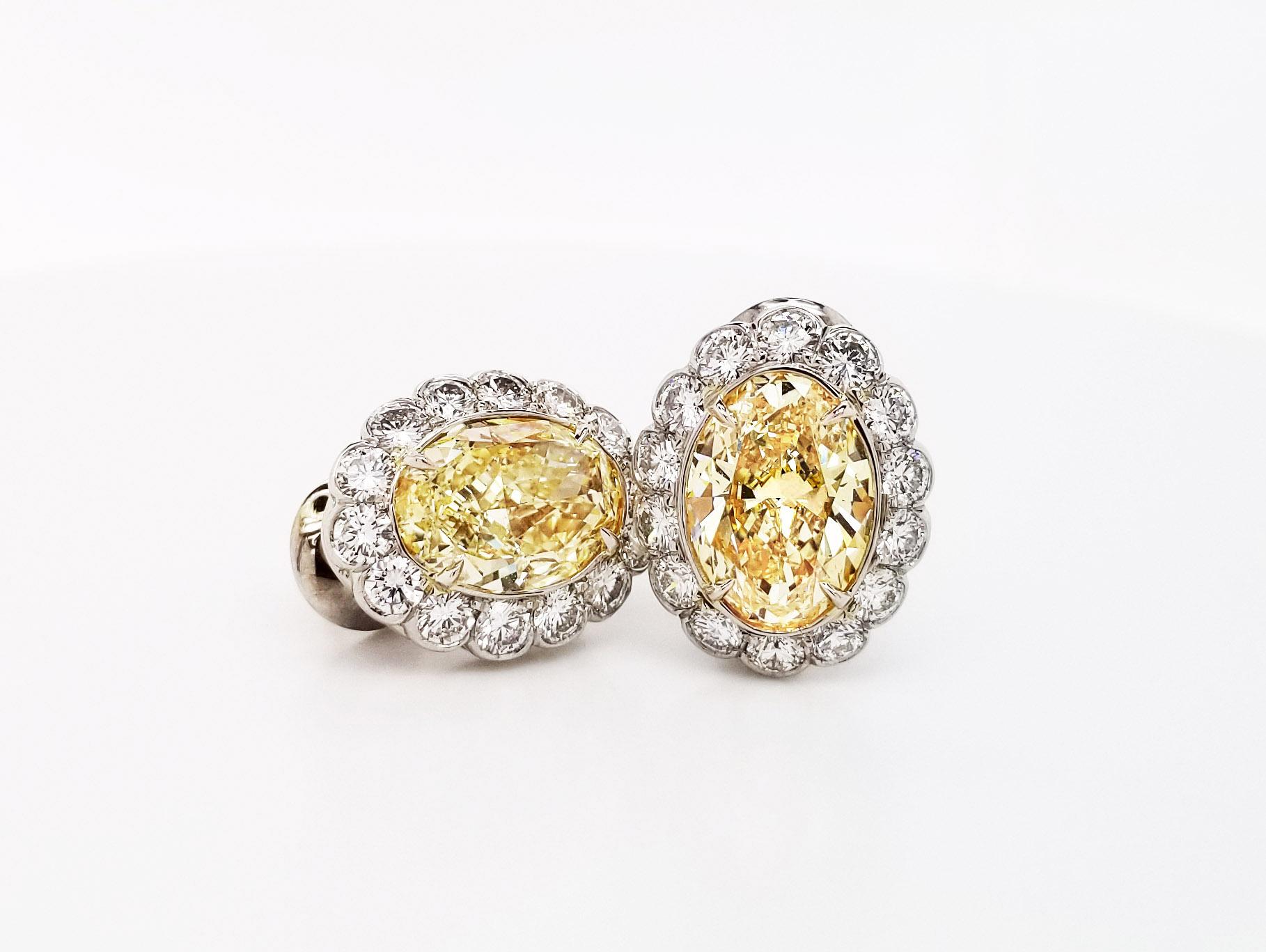 From Scarselli's collection, featuring 4.00 carats FancyYellow Oval Cut Diamonds VVS-VS clarity with GIA certificates (See certificate' pictures for detailed stones' information). The Yellow Diamonds are simpleness beautiful set up in platinum