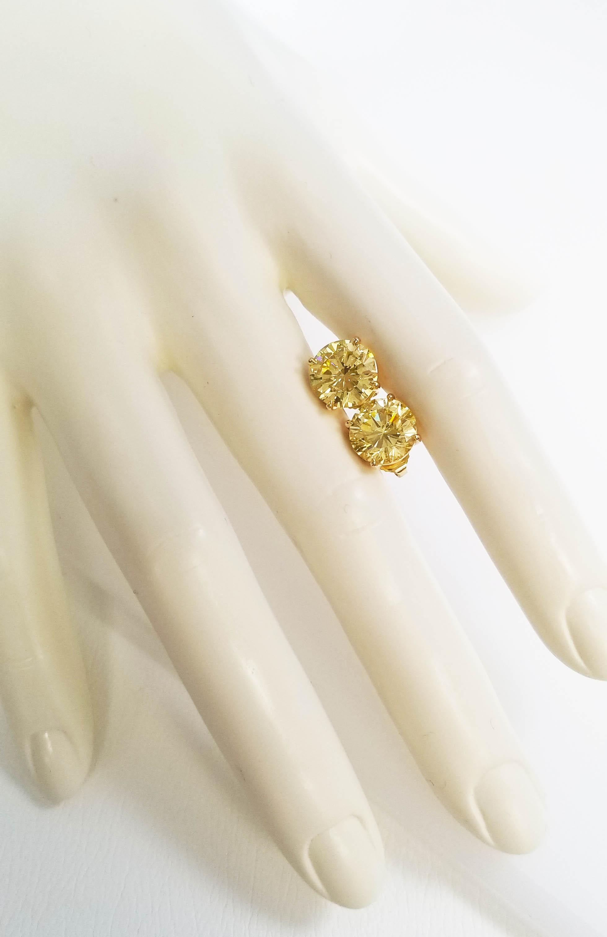 Taille ronde Clous d'oreilles SCARSELLI en or avec diamant jaune intense fantaisie de 3 carats chacun  en vente