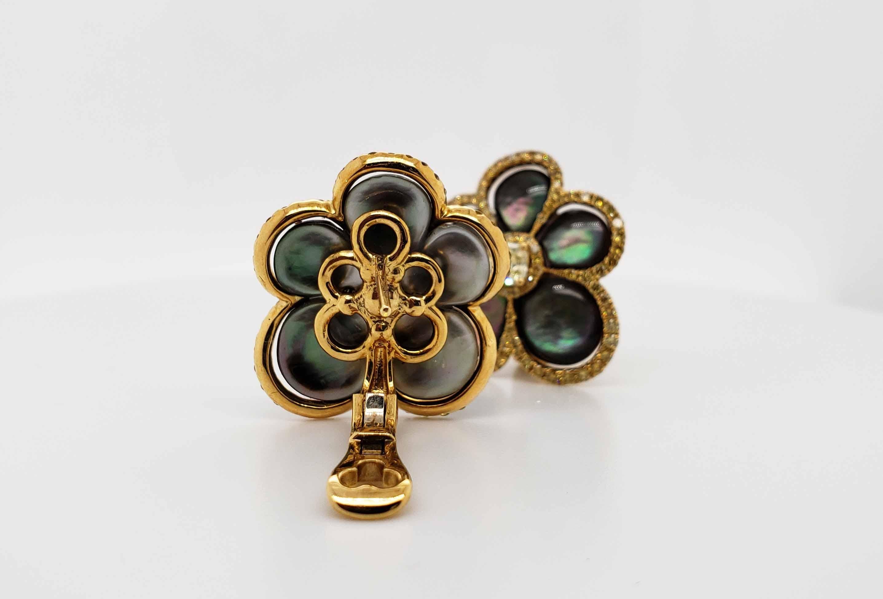 Scarselli Yellow Diamond and Mother of Pearl Flower Earrings in Yellow Gold In New Condition For Sale In New York, NY
