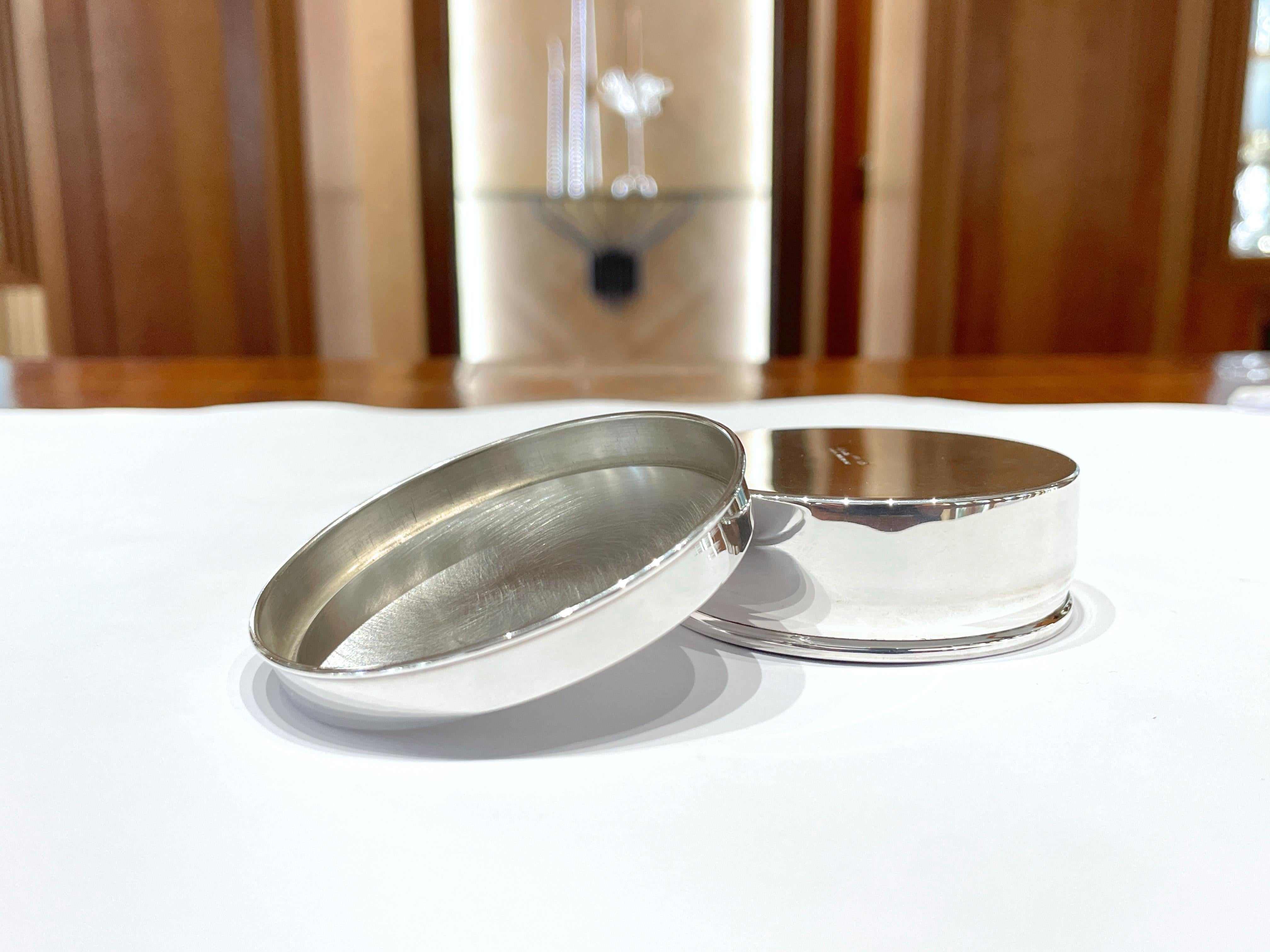 925 sterling silver shoe cream holder shaped box
Diameter mm 65
Height mm 23


Original box in the shape of an old shoe cream container from the 1950s-60s. Can be used for food use, candies, lozenges, small salty snacks or as an office container for
