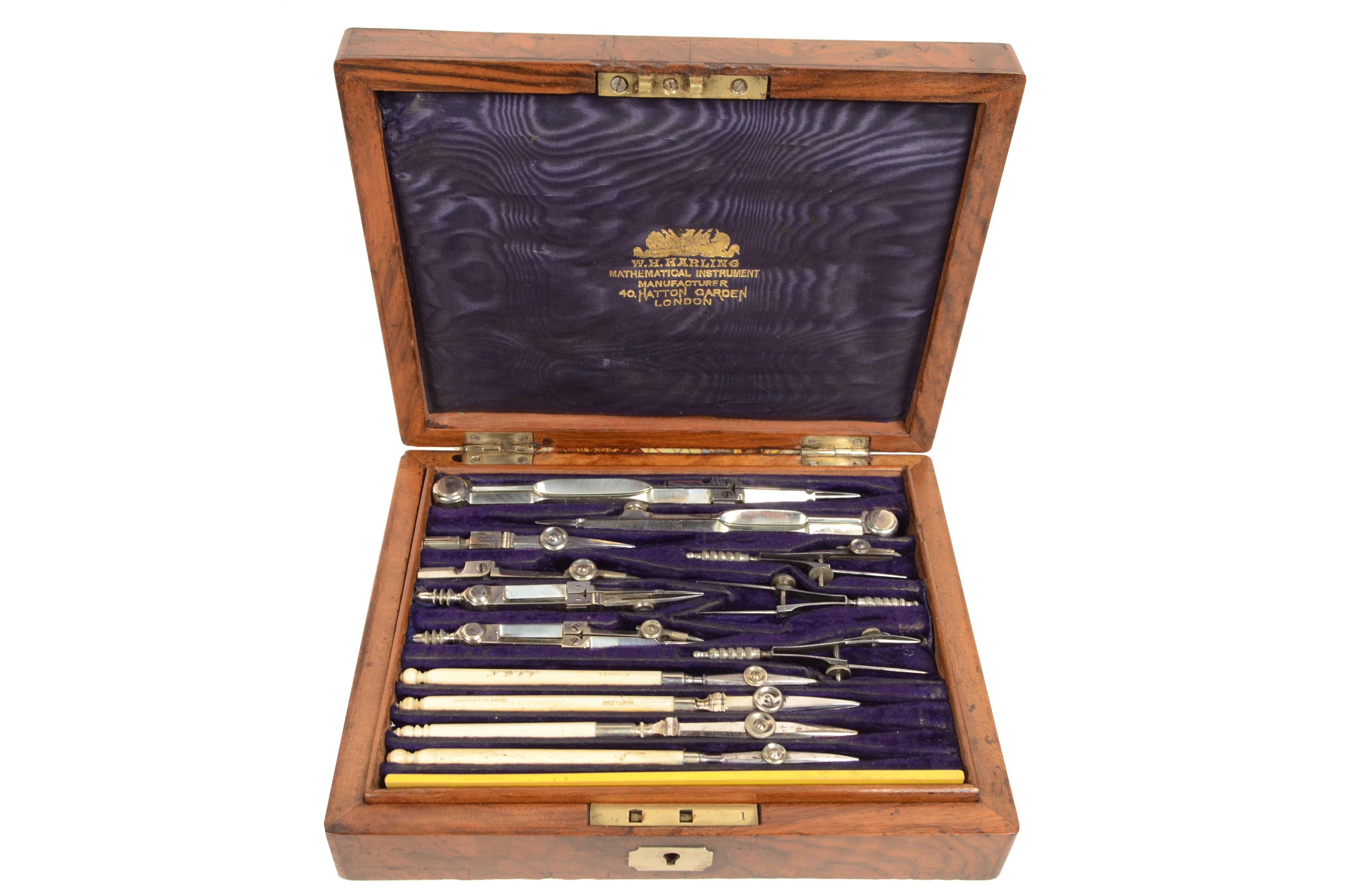 Coffret de boussoles du milieu du 19e siècle, dans leur coffret d'origine en loupe de thuya, instruments en laiton nickelé et ivoire, intérieur en velours et satin, serrure et charnières  en laiton.  Le nom de la société qui les a fabriqués, W.H.,