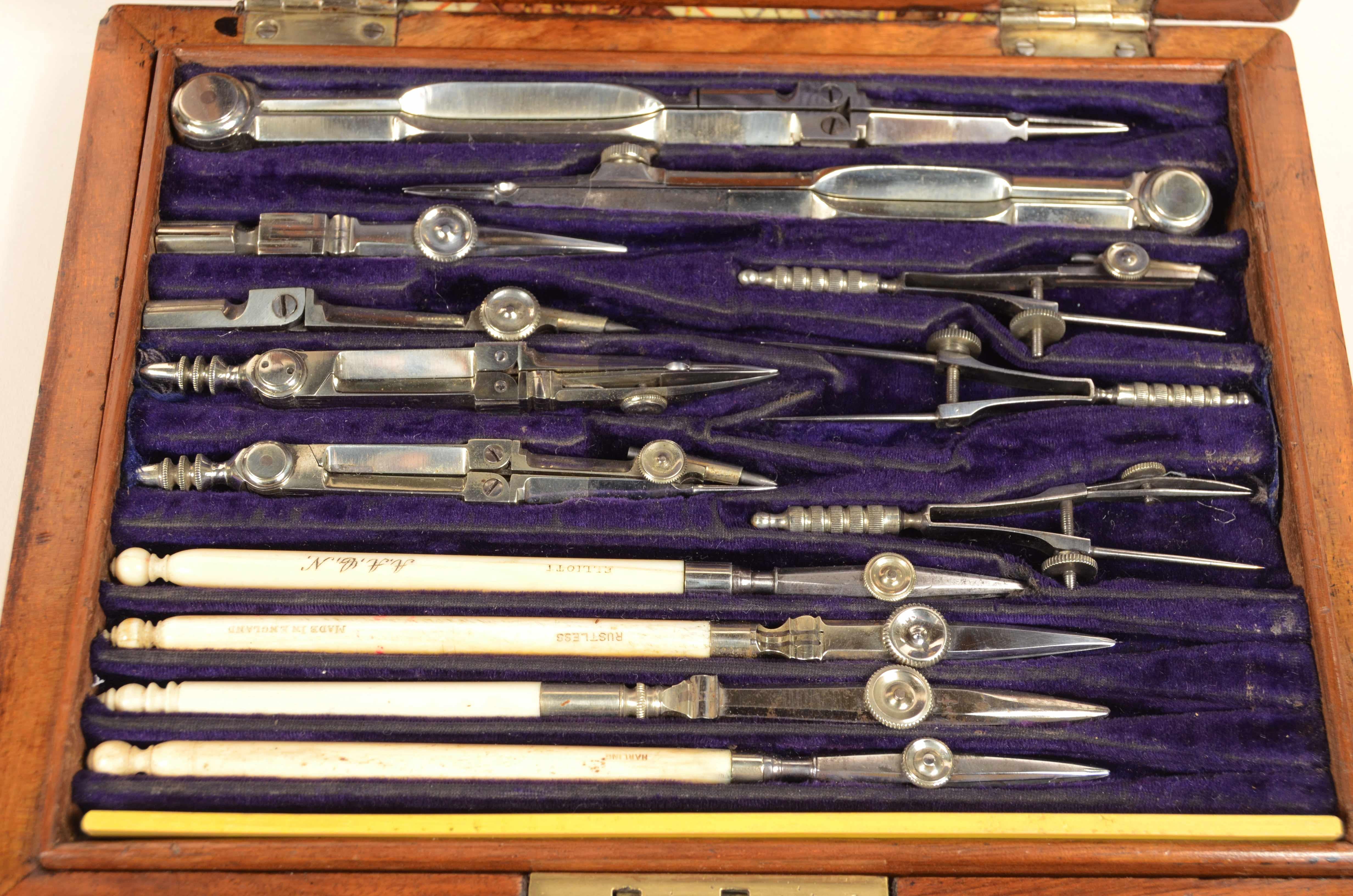 19th Century Boîte de boussoles du milieu du 19e siècle logées dans leur boîte de racine de thuya en vente