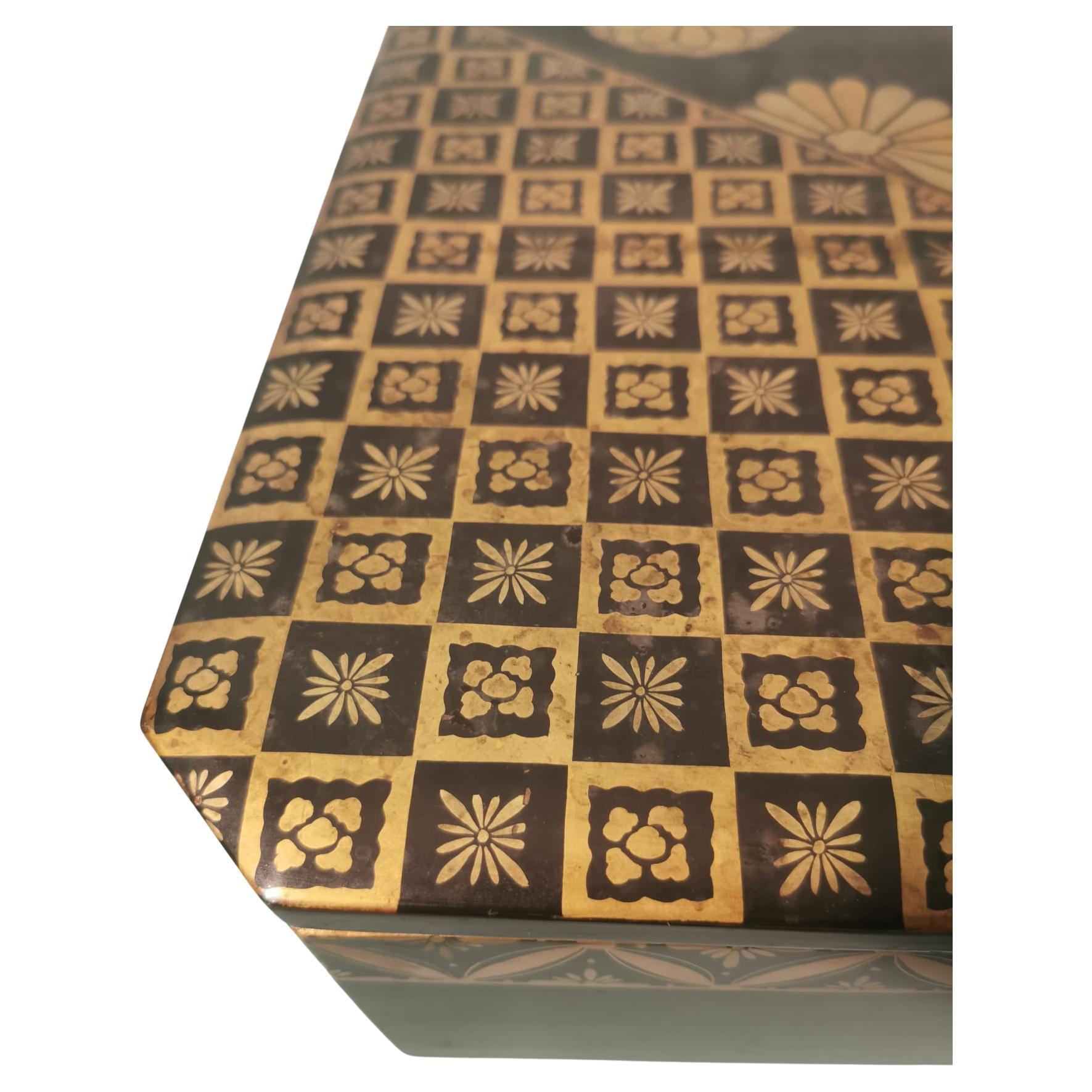 Caja japonesa de madera lacada en negro y oro con diseños que recuerdan el estilo art déco con un doble elemento decorativo en oro puro. Interior lacado en rojo . Periodo finales del siglo XIX y principios del XX.
Caja muy decorativa utilizada