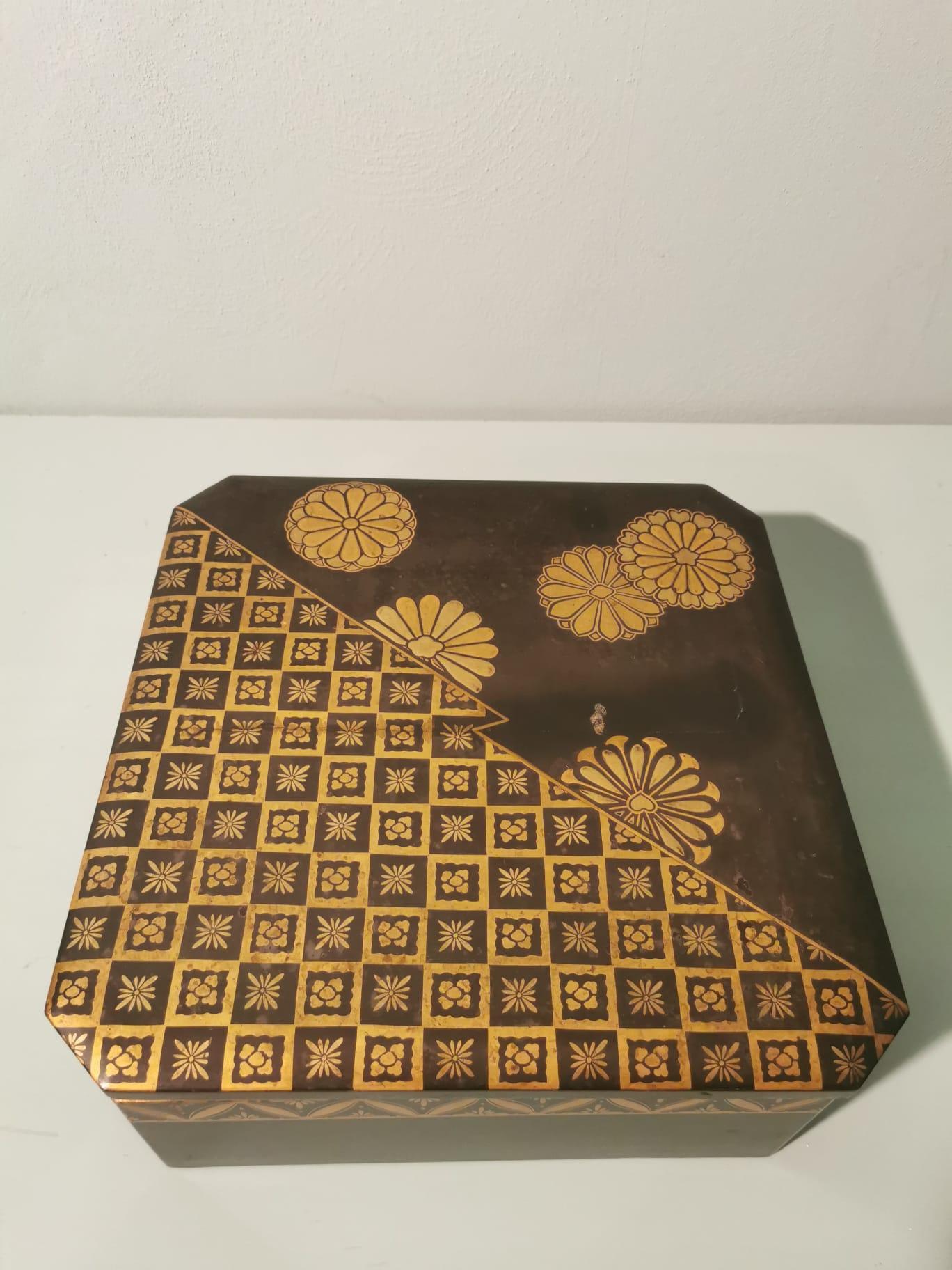 Caja japonesa de madera lacada decorada en oro Art Decó en venta