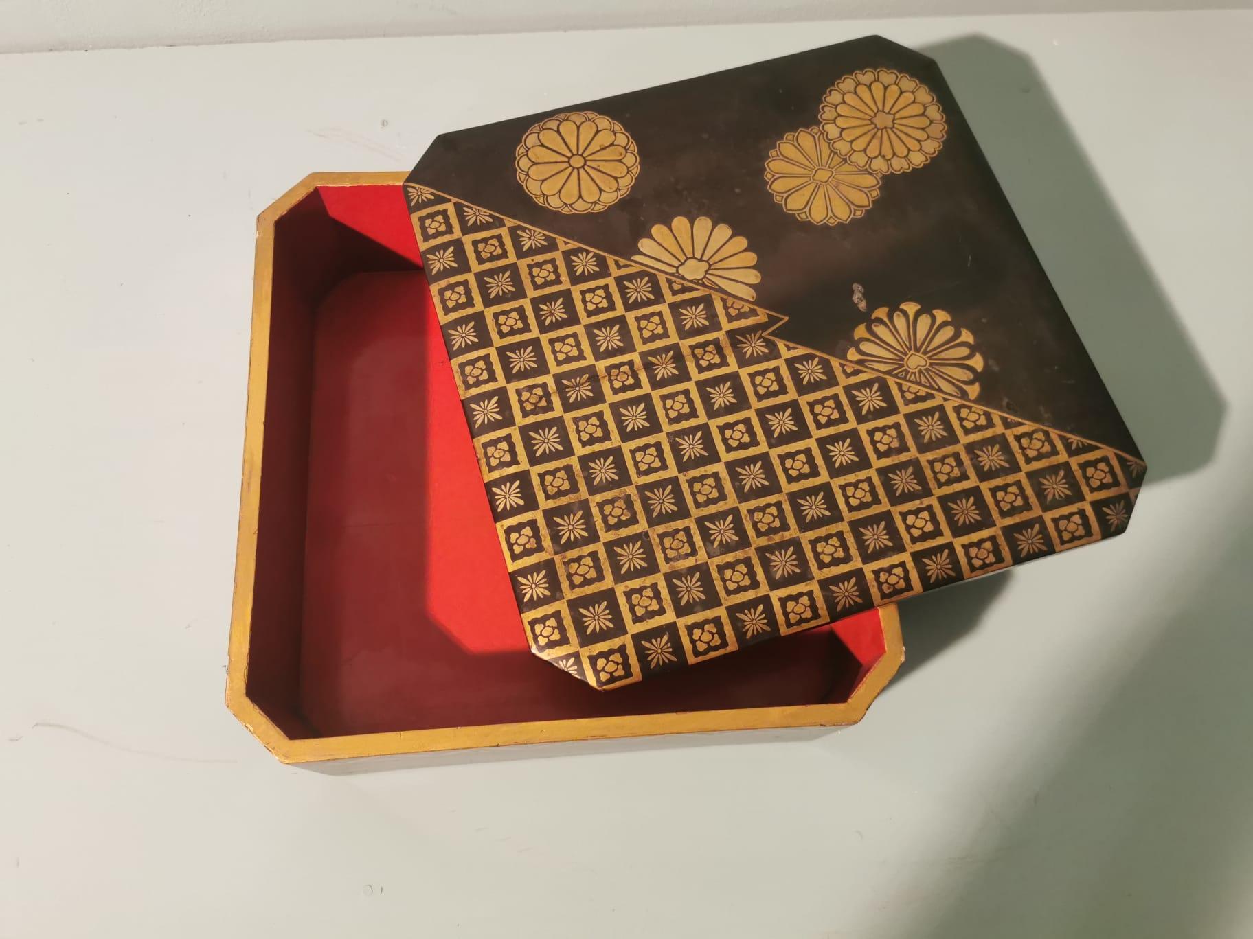Caja japonesa de madera lacada decorada en oro Japanese en venta