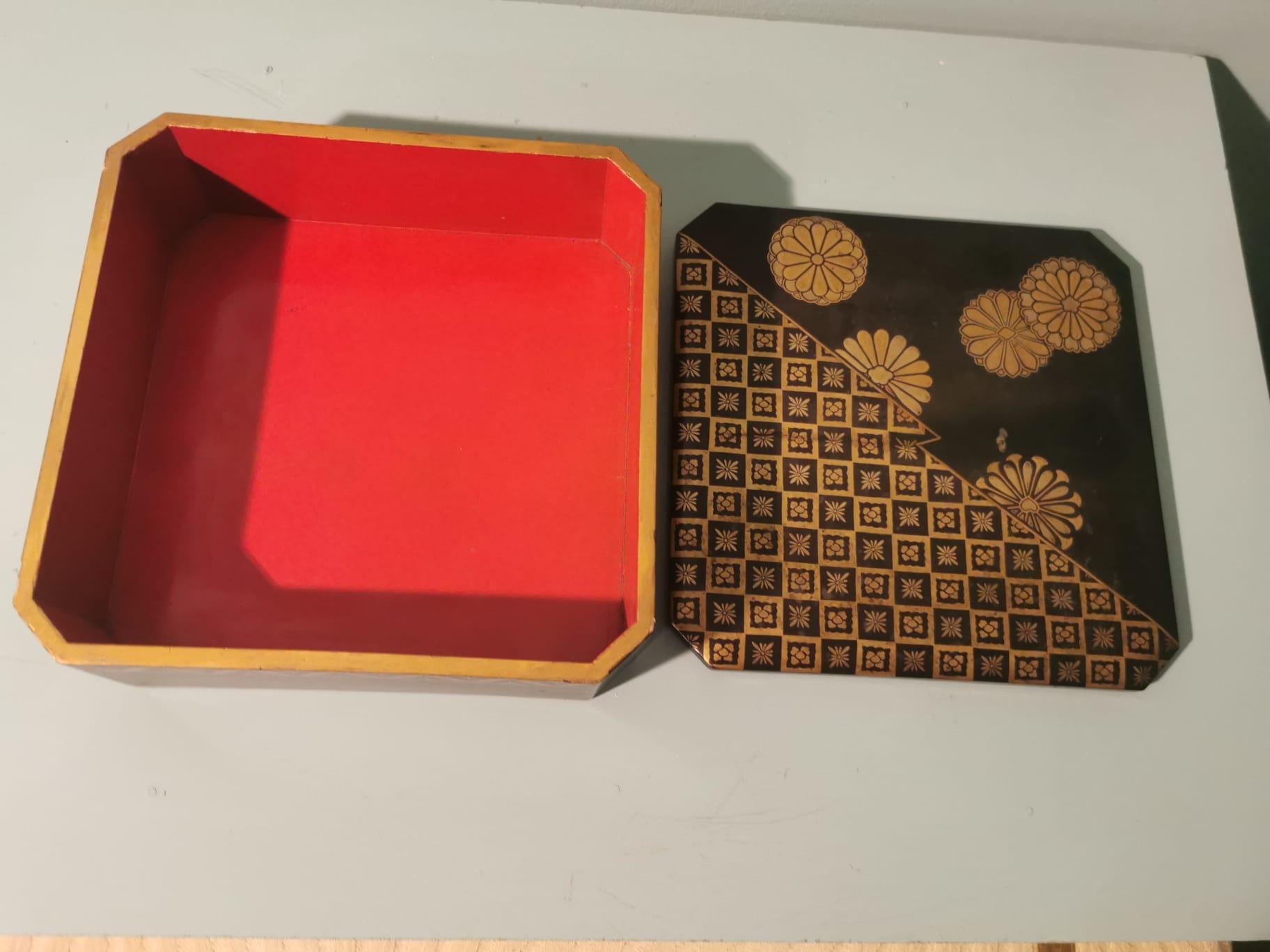 Caja japonesa de madera lacada decorada en oro Dorado en venta