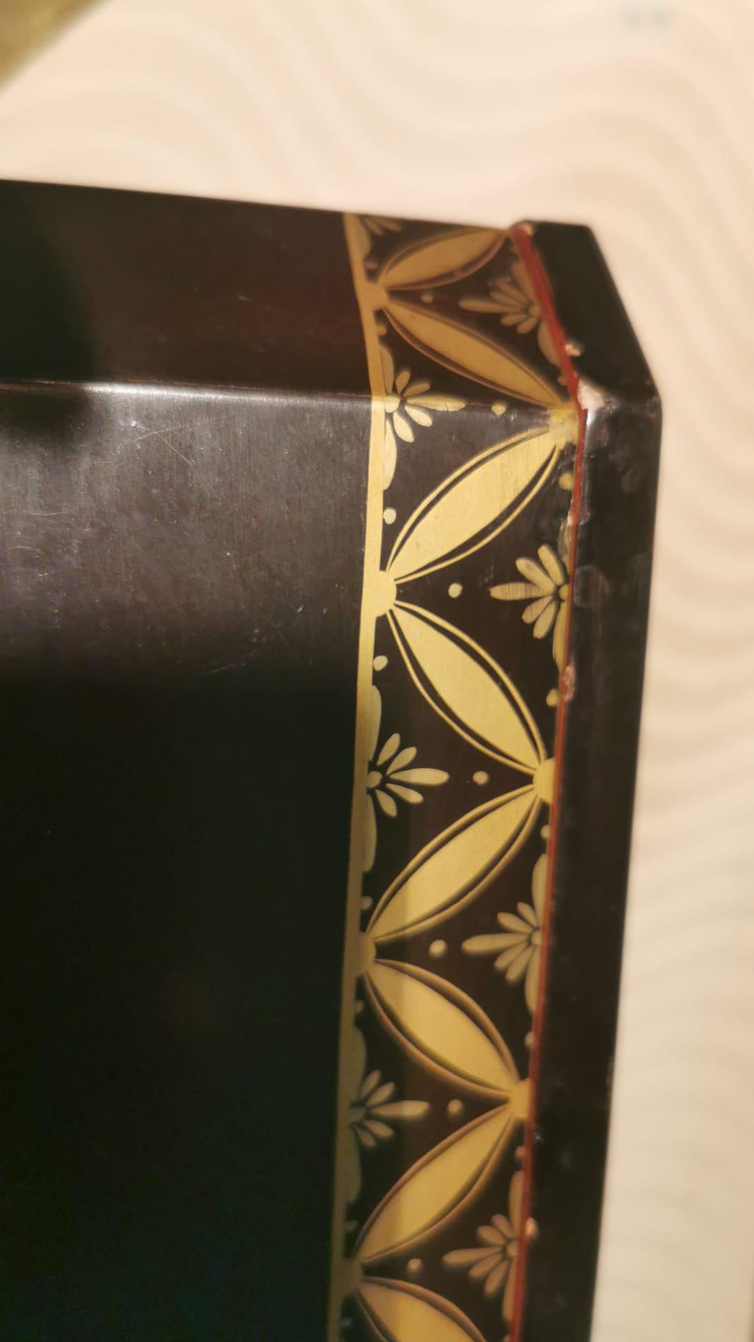 Caja japonesa de madera lacada decorada en oro en Bueno estado para la venta en Firenze, FI