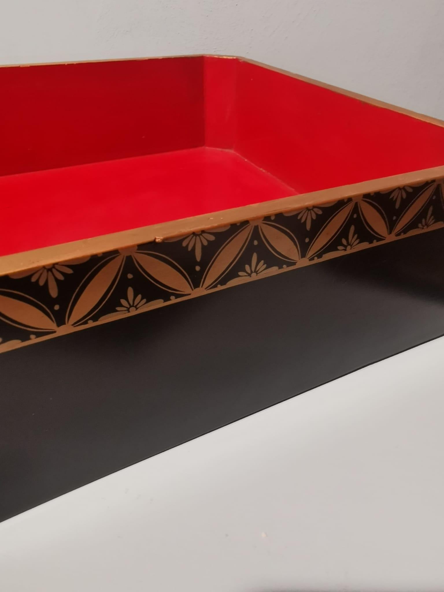 Caja japonesa de madera lacada decorada en oro Early 20th Century en venta