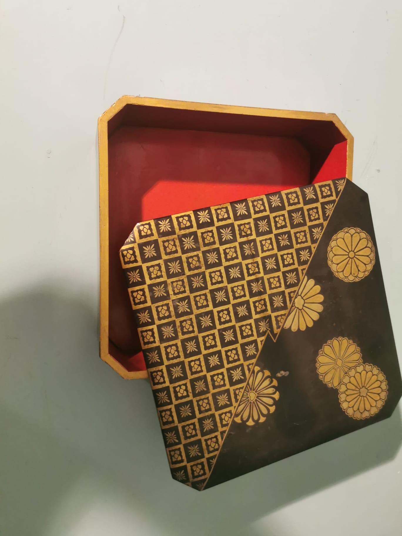 Caja japonesa de madera lacada decorada en oro Madera en venta