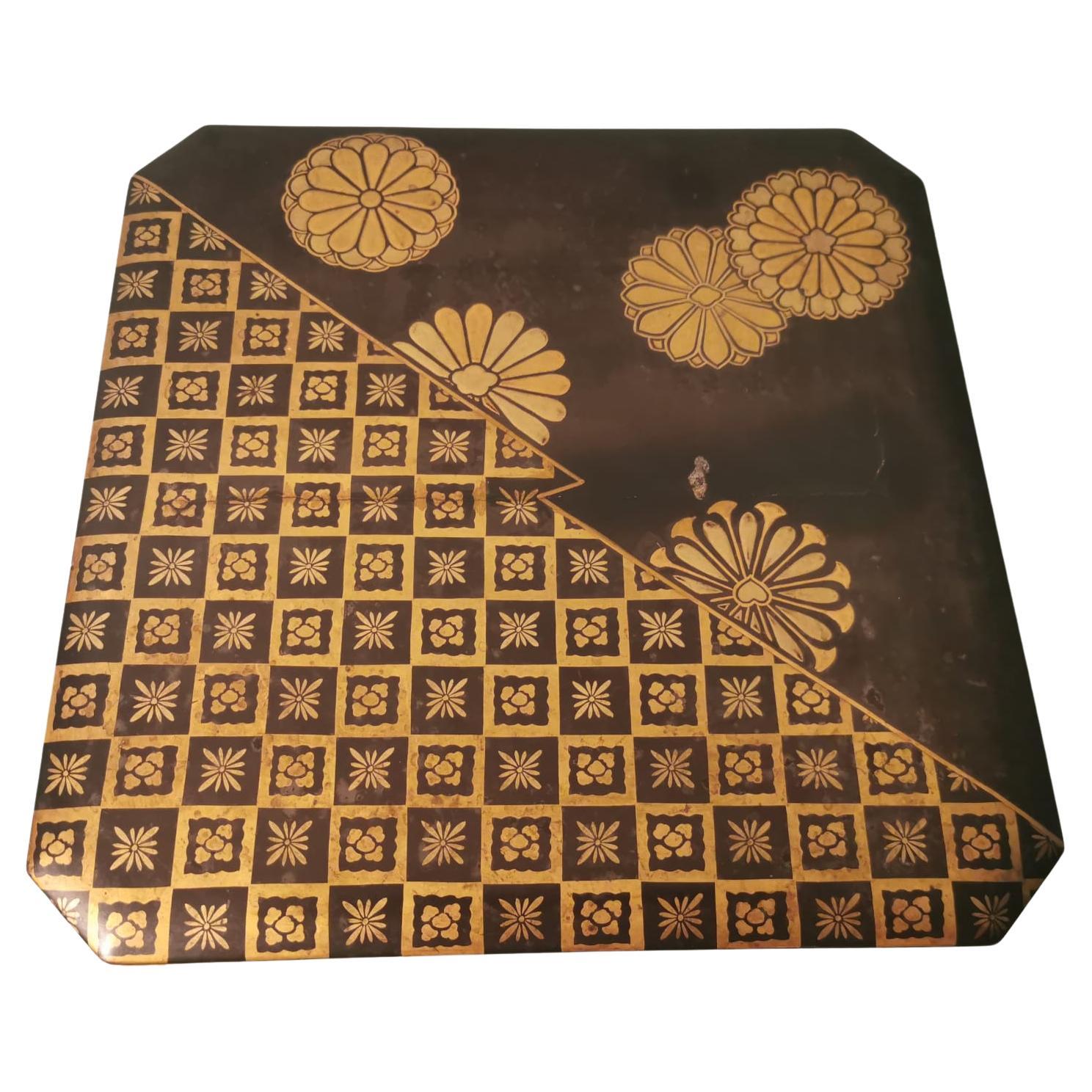 Caja japonesa de madera lacada decorada en oro en venta