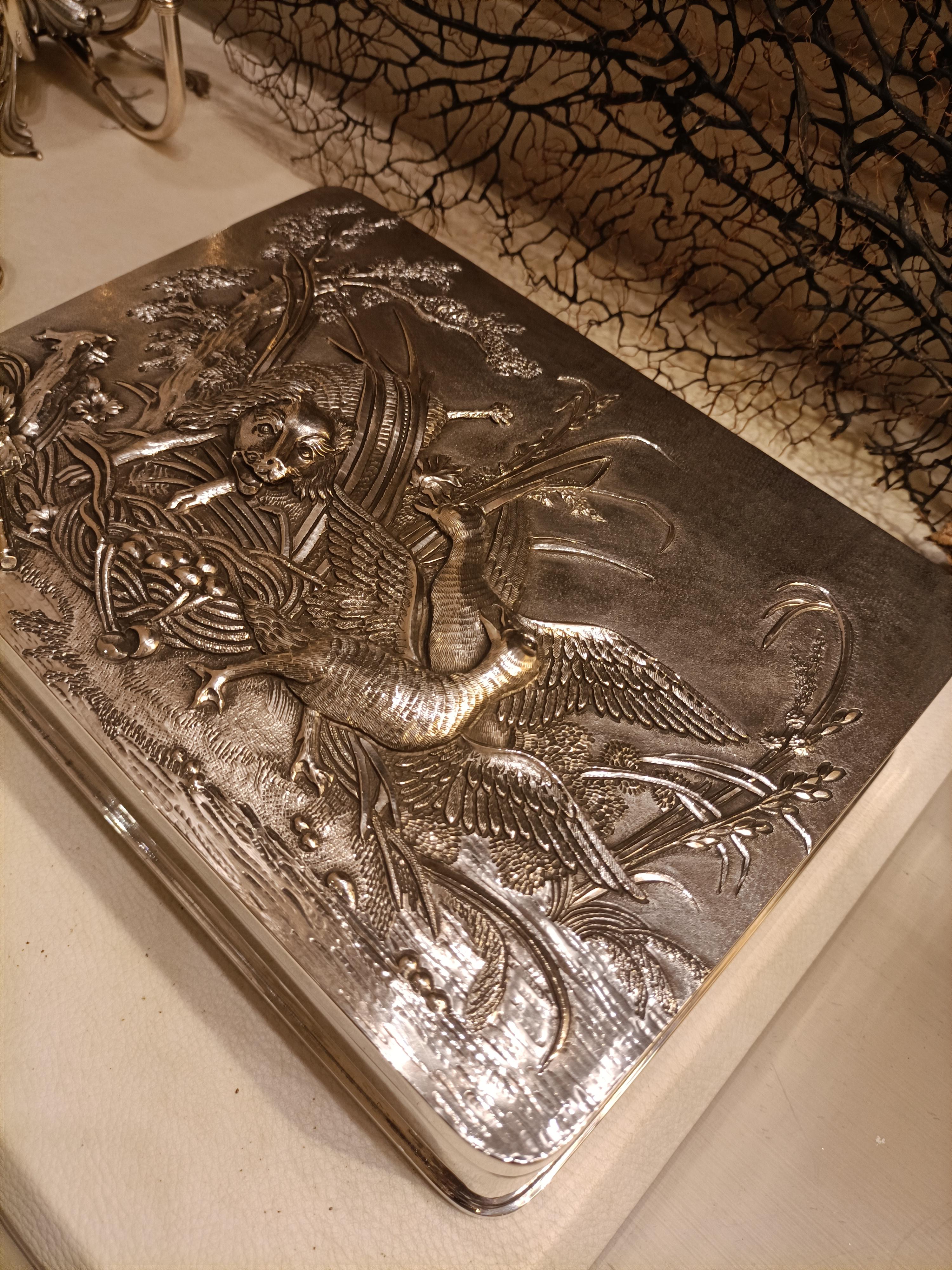 This beautiful sterling silver box was made by an Italian manufacture with handmade chisel decoration and engravings. Its creation dates back to about 1980. The naturalistic image reproduced is rich in detail, making it highly valued for its quality