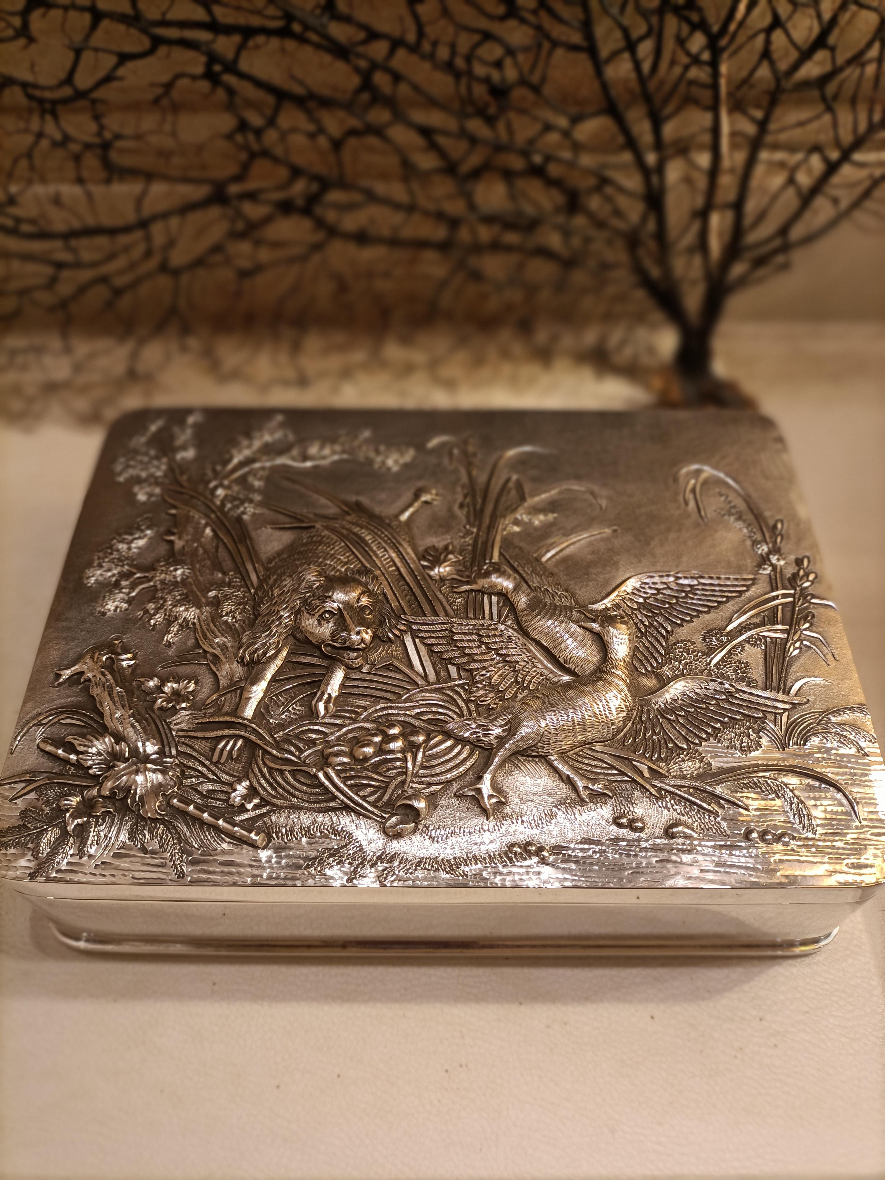 Silver box with hand-chiseled decorations In Excellent Condition For Sale In BARI, IT