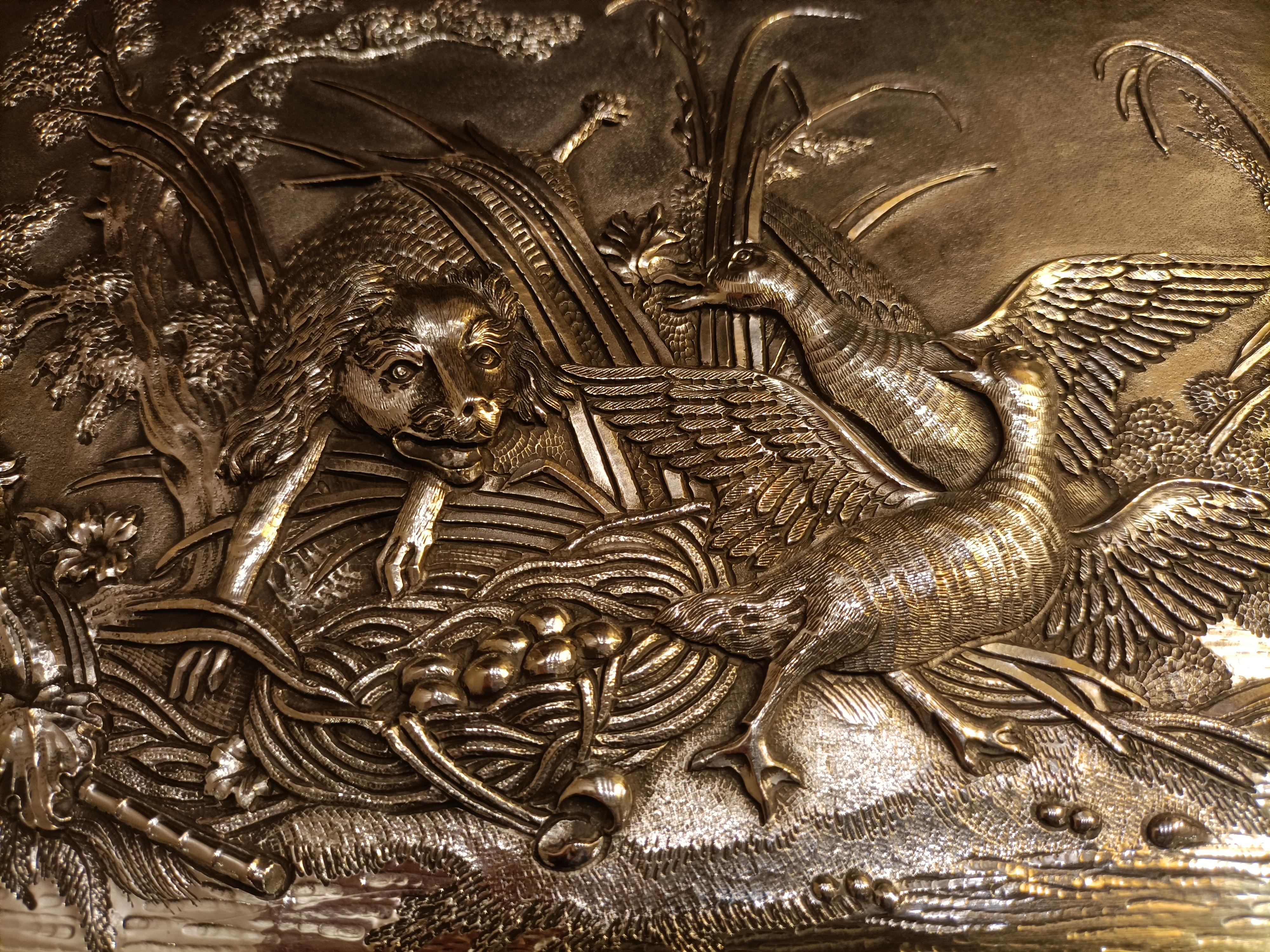 Women's or Men's Silver box with hand-chiseled decorations For Sale