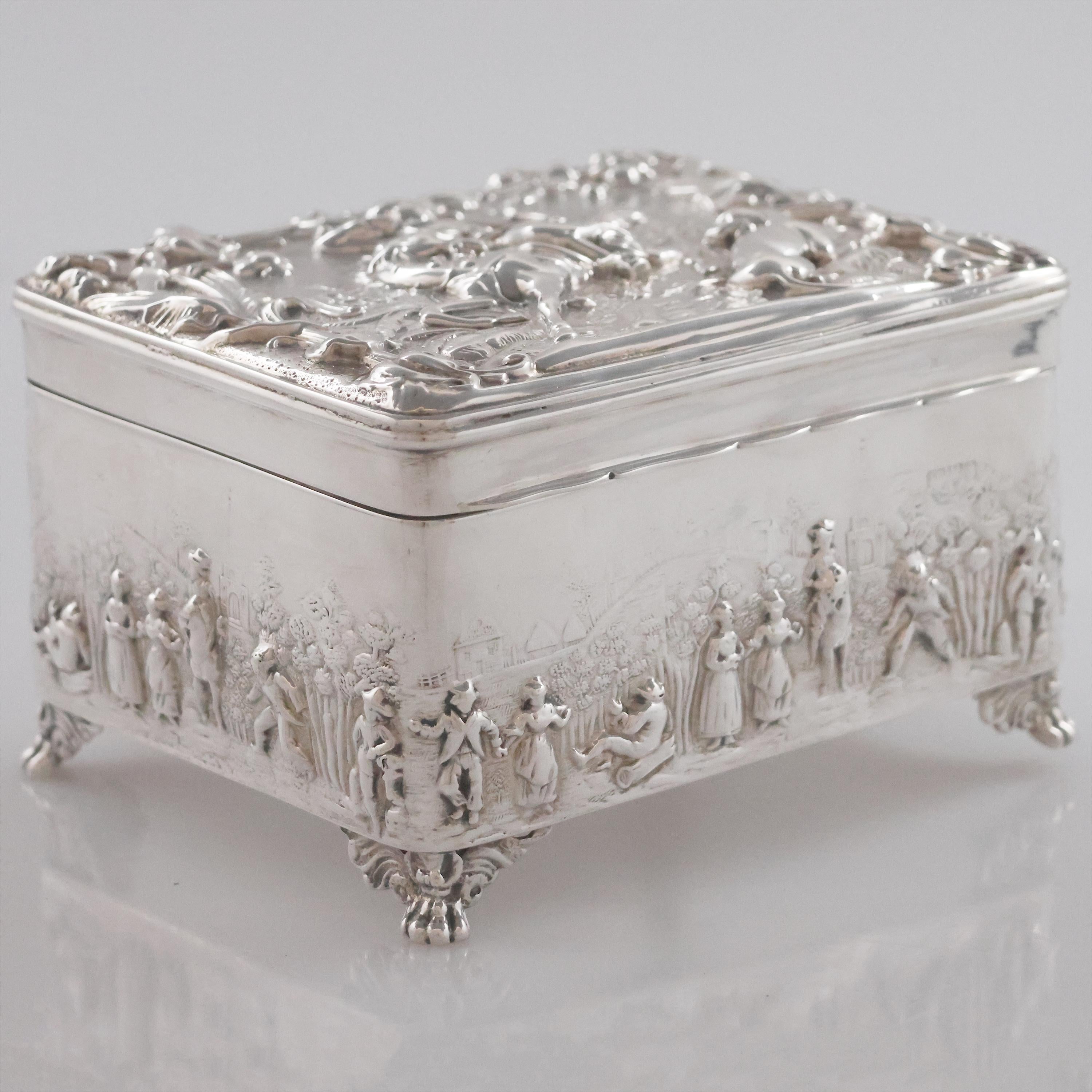 Descrizione
Scatola in argento sterling fuso, sbalzato e cesellato Regina Vittoria, Chester, 1890-1899
Una scatola in argento sterling fuso, sbalzato e cesellato nello stile del periodo della Regina Vittoria, realizzata a Chester, un pezzo d'arte