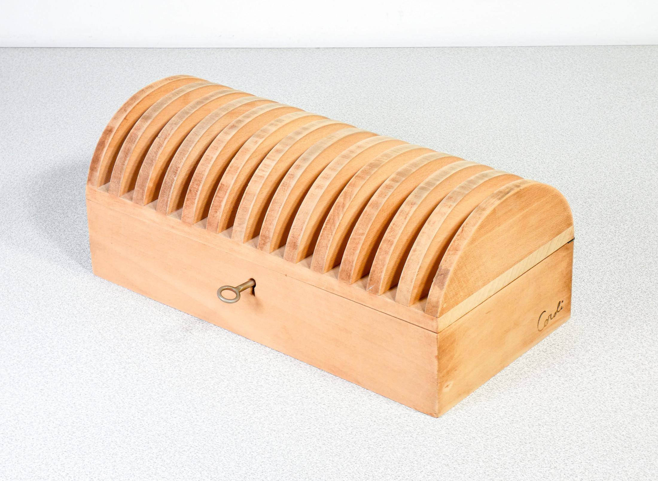 Scatola in legno
design Mario CEROLI
mod. Annabella
EAD Edizioni
Arte Design.

ORIGINE
Pistoia

PERIODO
Anni 70

DESIGNER
Mario CEROLI
Mario Ceroli, nato il 17 maggio 1938 a Castel Frentano (Chieti), è un rinomato scultore e scenografo italiano. È