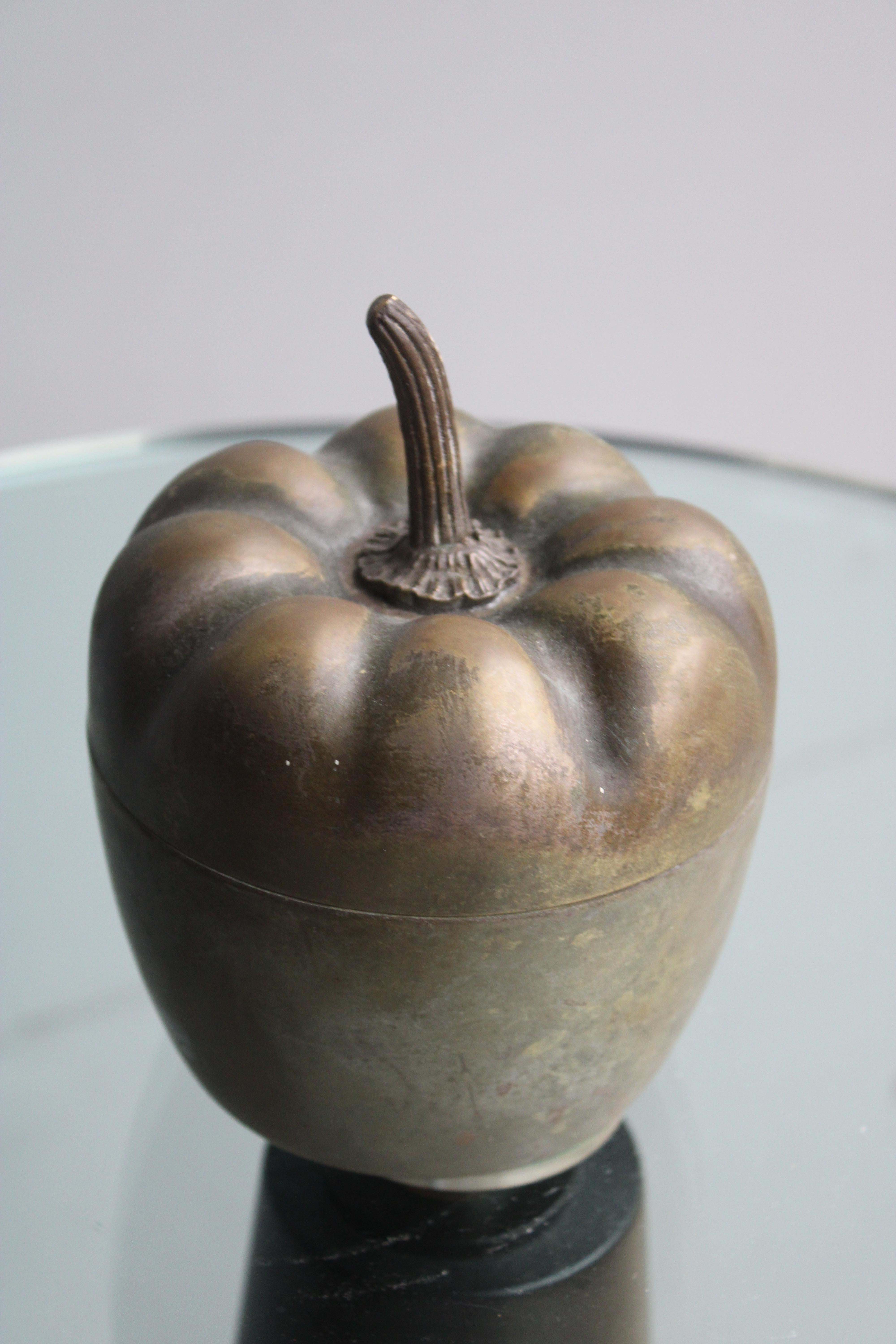 Scatola in metallo raffigurante una zucca, Italia 1950.