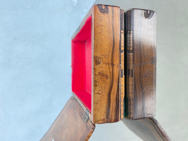 Scatola, Cofanetto in legno di noce realizzata completamente a