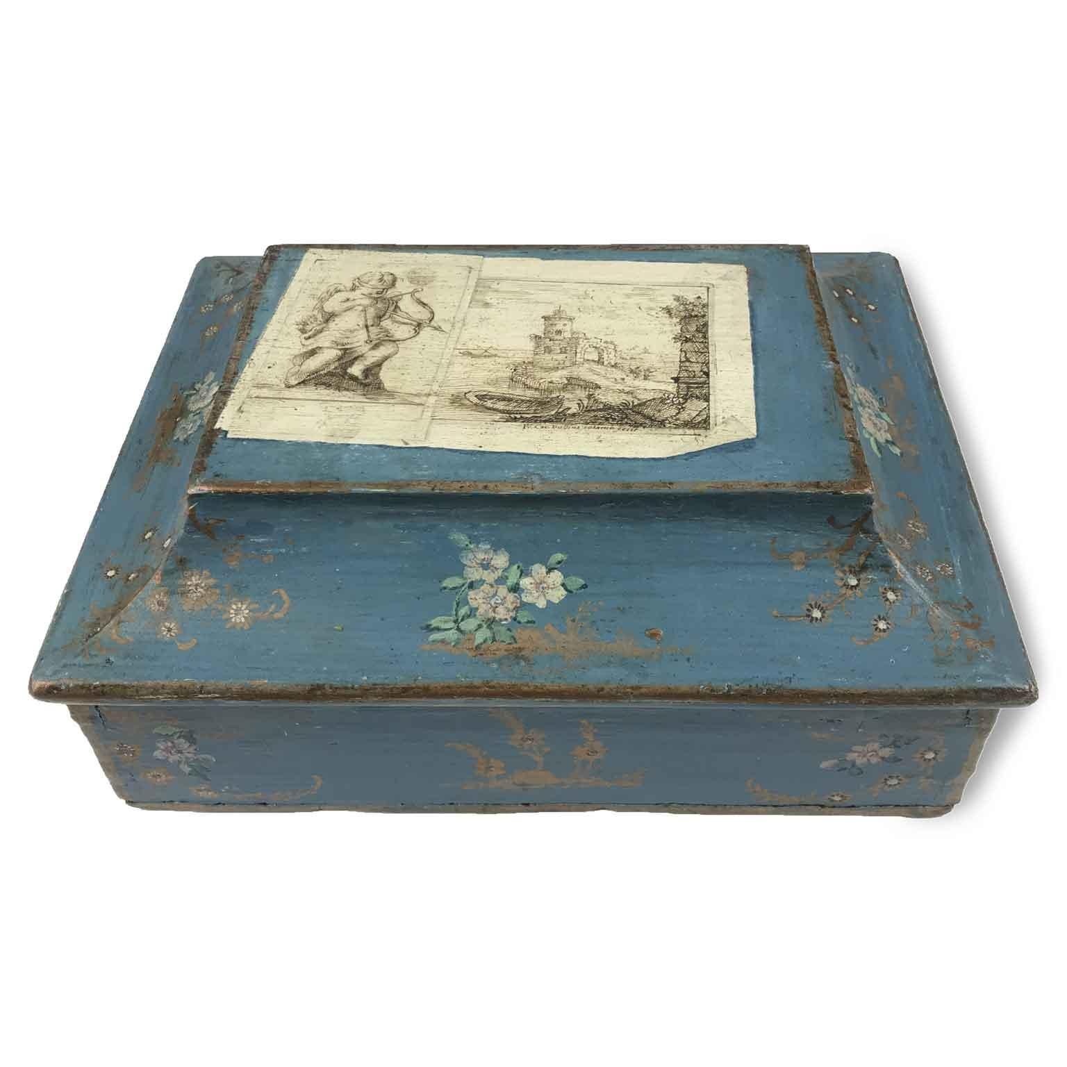 Scatola Italiana XVIII Secolo Laccata in Azzurro con Finta Carta e Fiorellini en venta 2