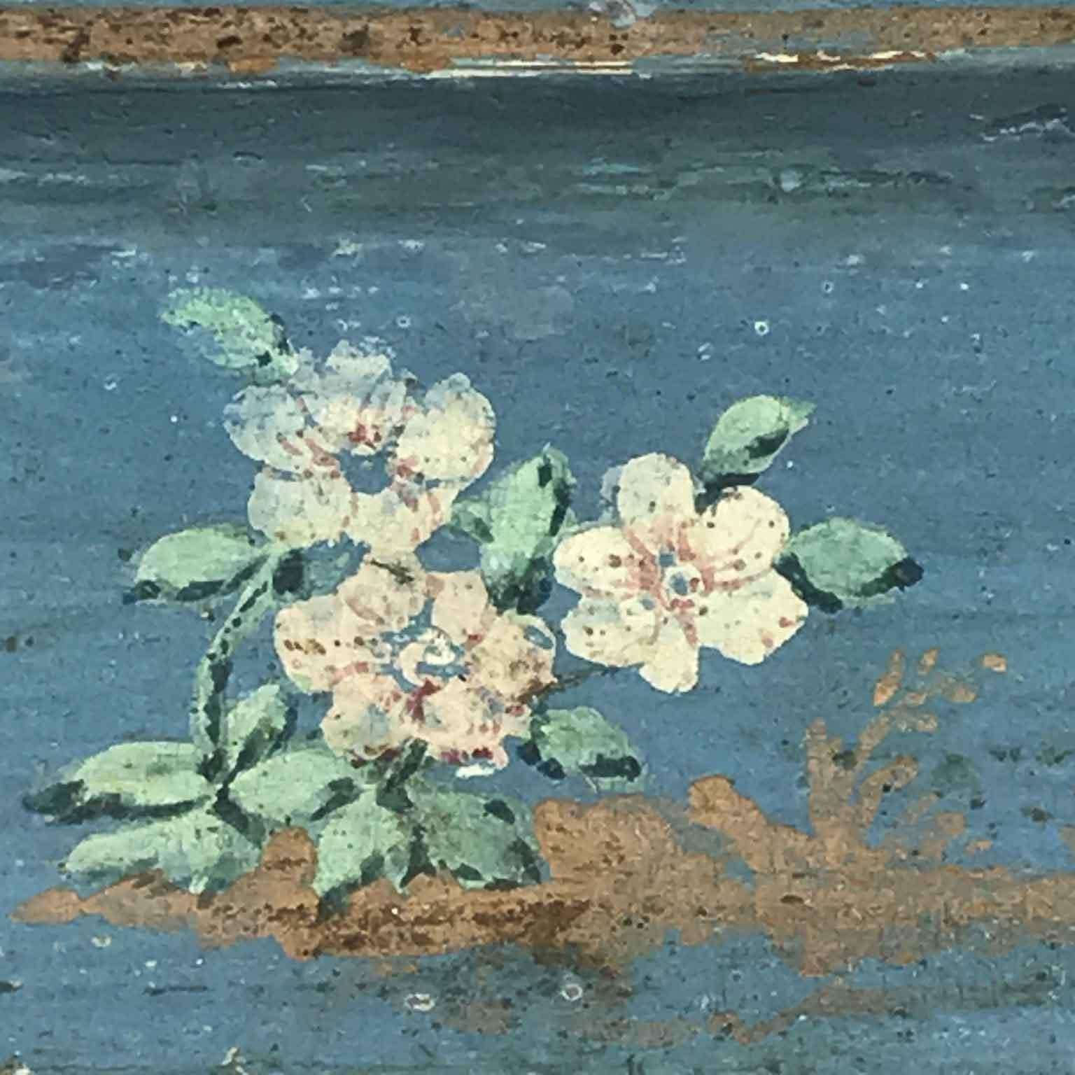 Cofanetto Italiano, scatola con coperchio Laccata con Finta Carta e Fiorellini fine 1700. Realizada en tonos azules y decorada en todos los colores con  fiori e racemi in color rosa e oro.
La particolarità di questo cofanetto rettangolare in legno
