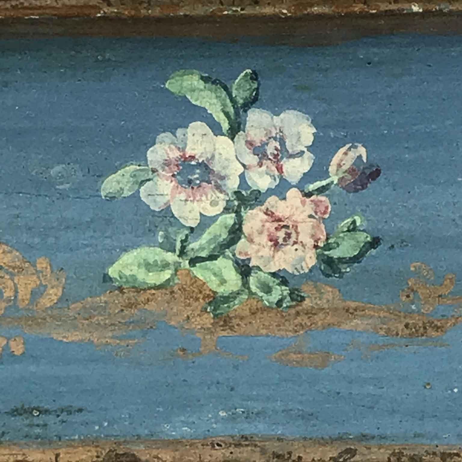 Scatola Italiana XVIII Secolo Laccata in Azzurro con Finta Carta e Fiorellini Renacimiento neoclásico en venta