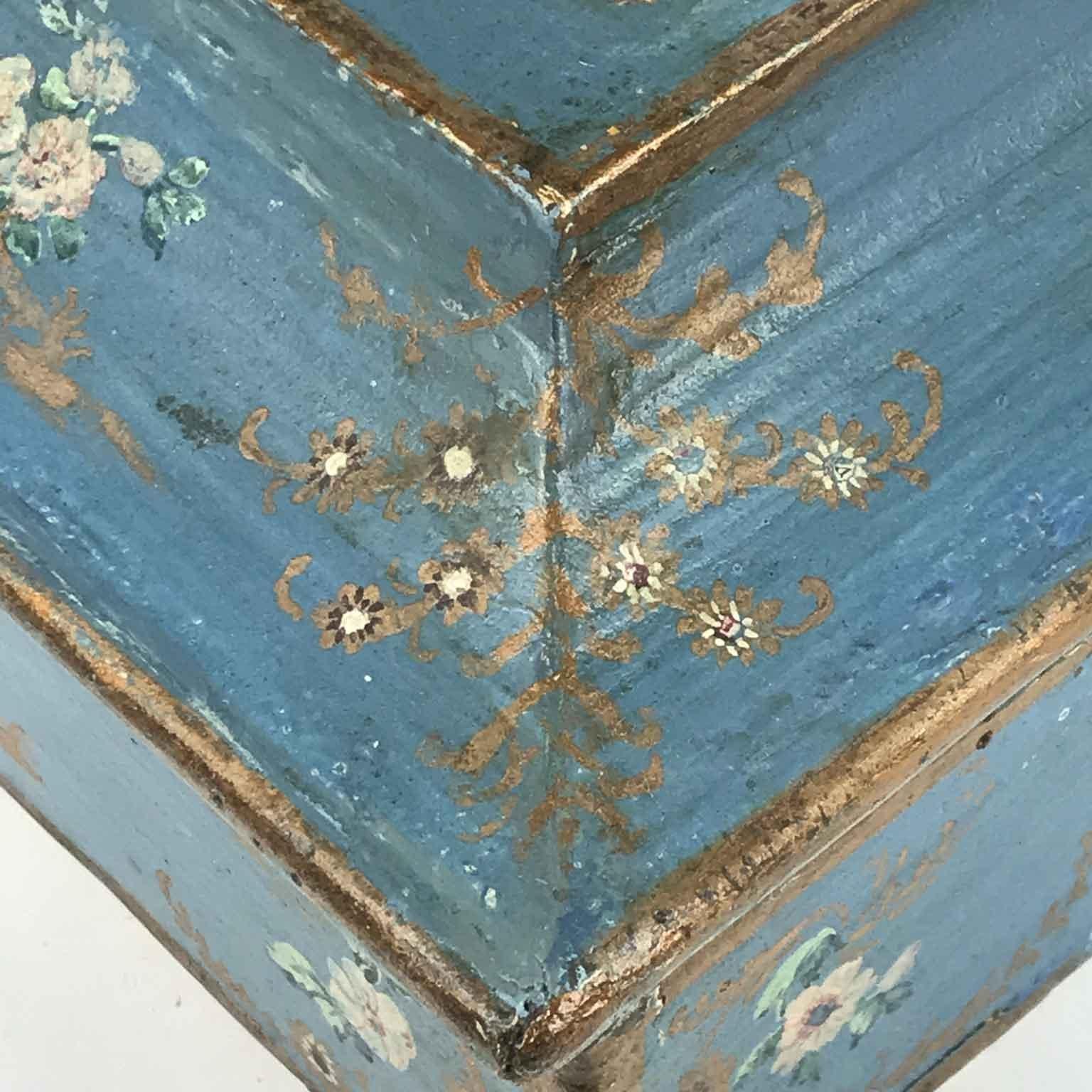 Scatola Italiana XVIII Secolo Laccata in Azzurro con Finta Carta e Fiorellini Italiano en venta