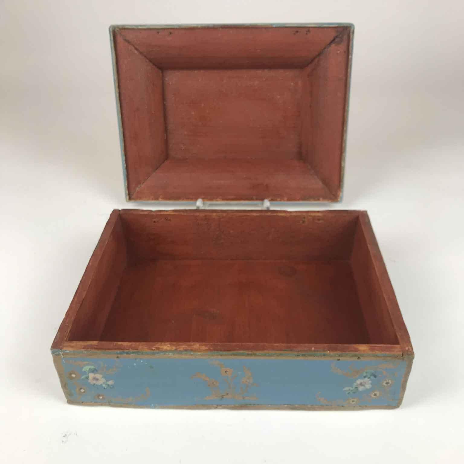Scatola Italiana XVIII Secolo Laccata in Azzurro con Finta Carta e Fiorellini Pintado a mano en venta