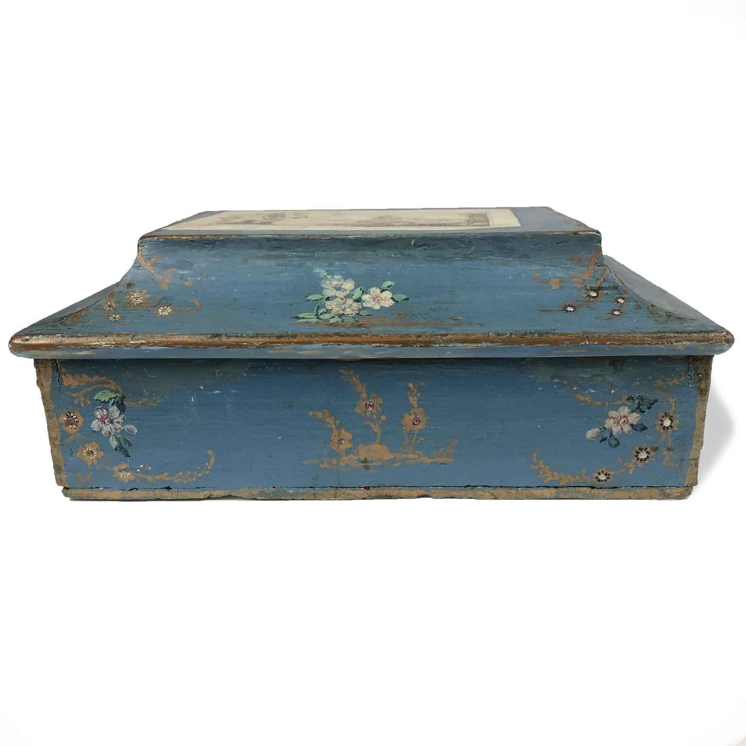 Scatola Italiana XVIII Secolo Laccata in Azzurro con Finta Carta e Fiorellini siglo XVIII en venta