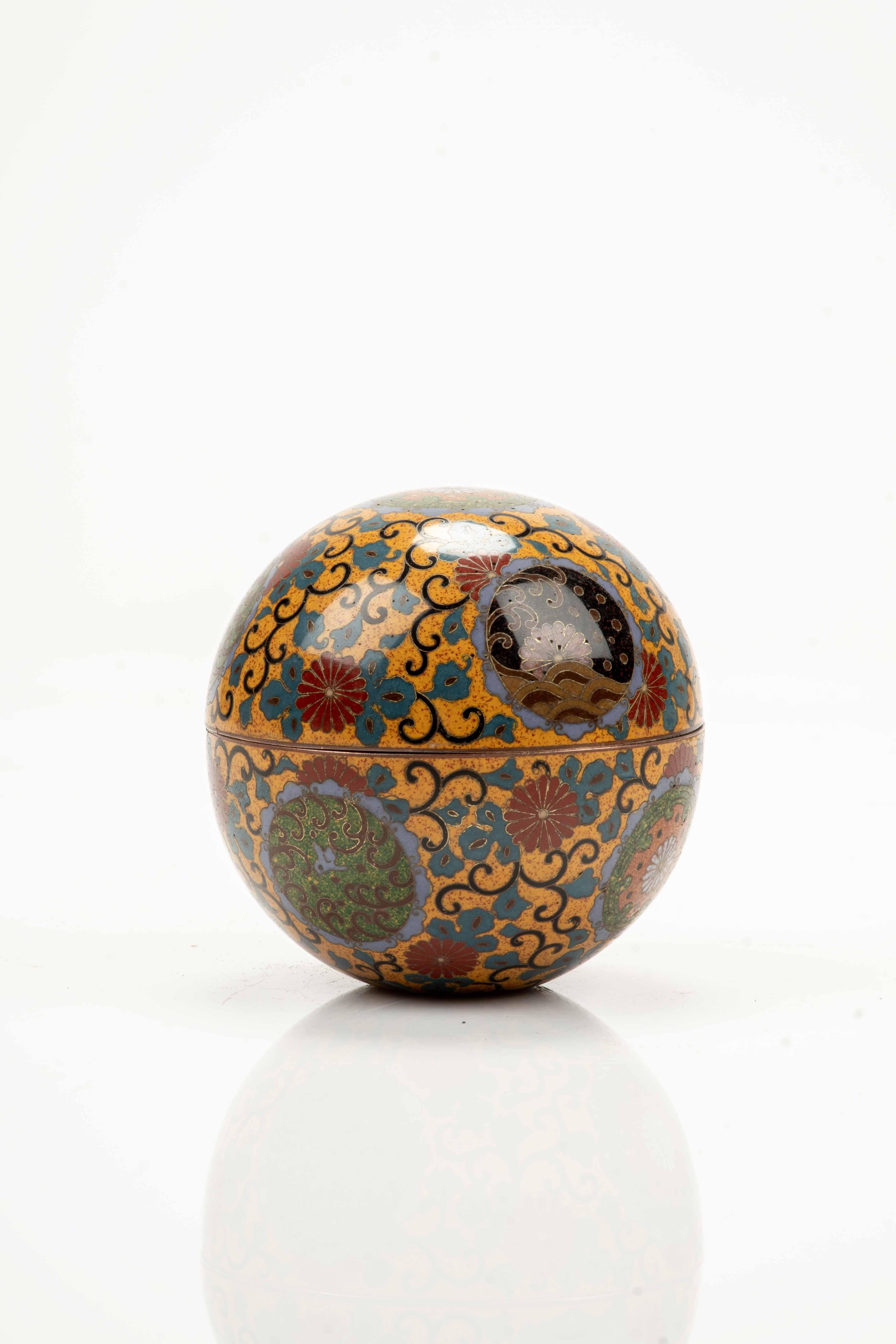 Japanese Scatola kogo in smalti cloisonné con motivi floreali stilizzati en vente