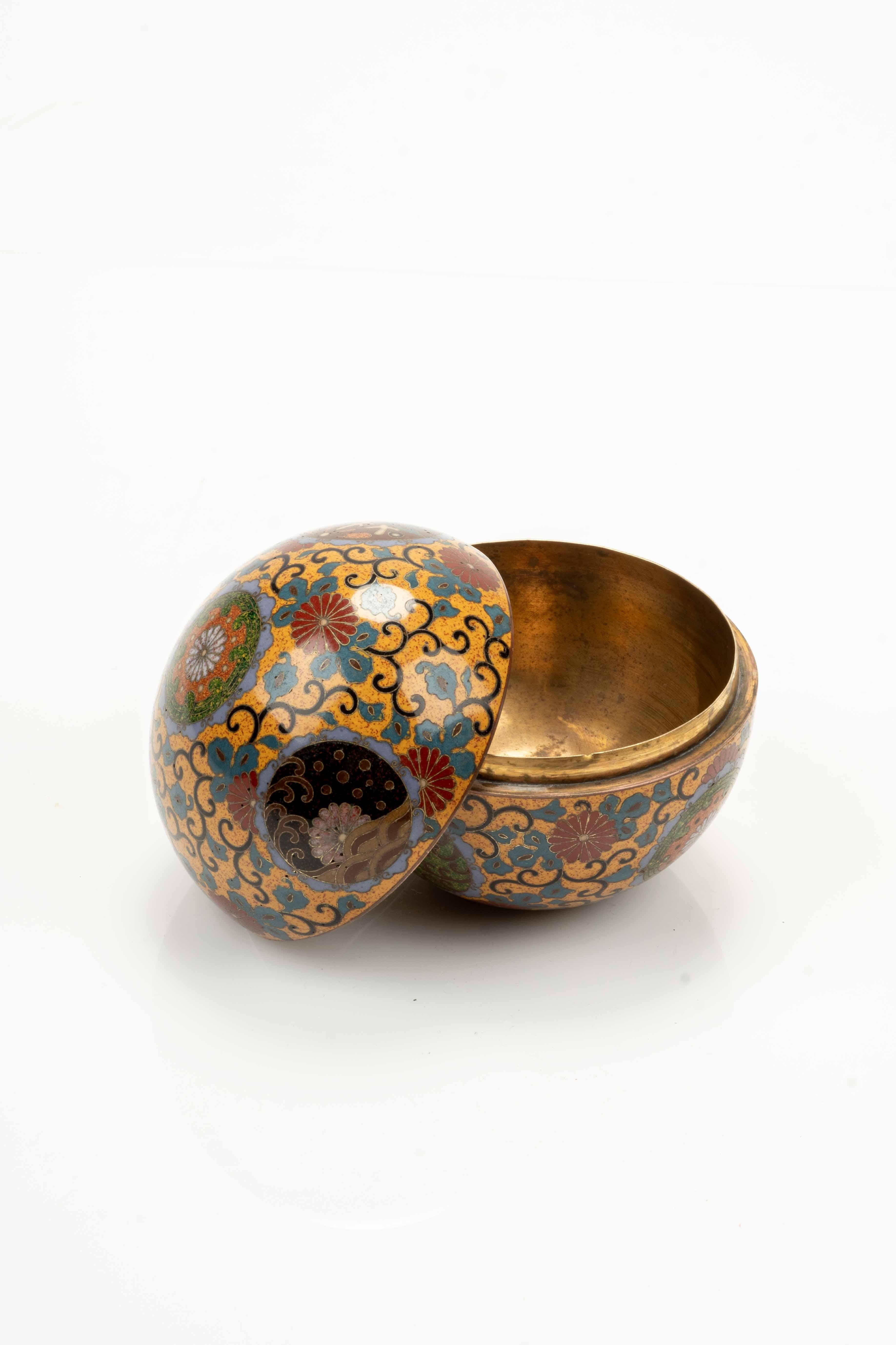 Cloisonné Scatola kogo in smalti cloisonné con motivi floreali stilizzati en vente