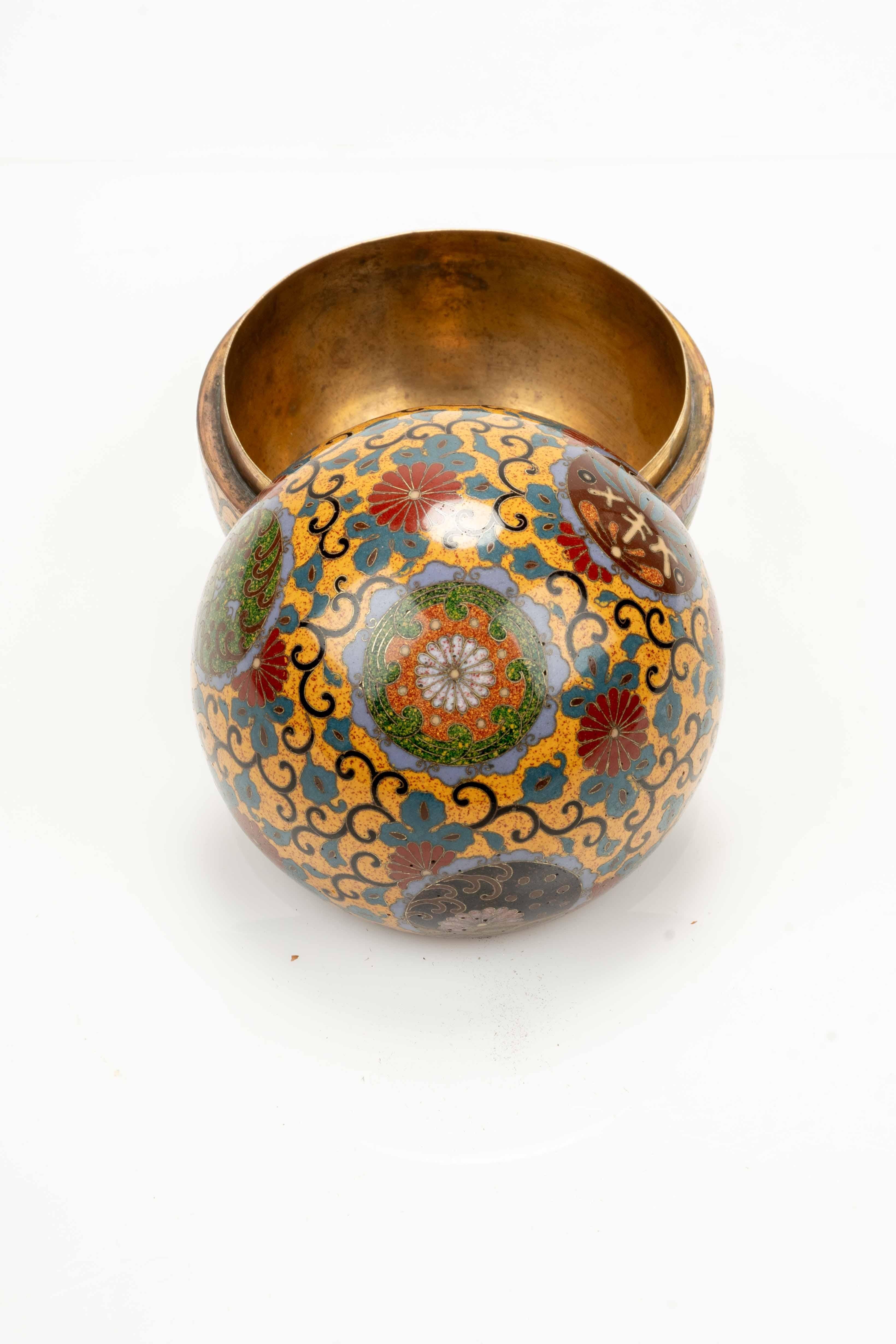 Scatola kogo in smalti cloisonné con motivi floreali stilizzati Excellent état - En vente à Milano, IT