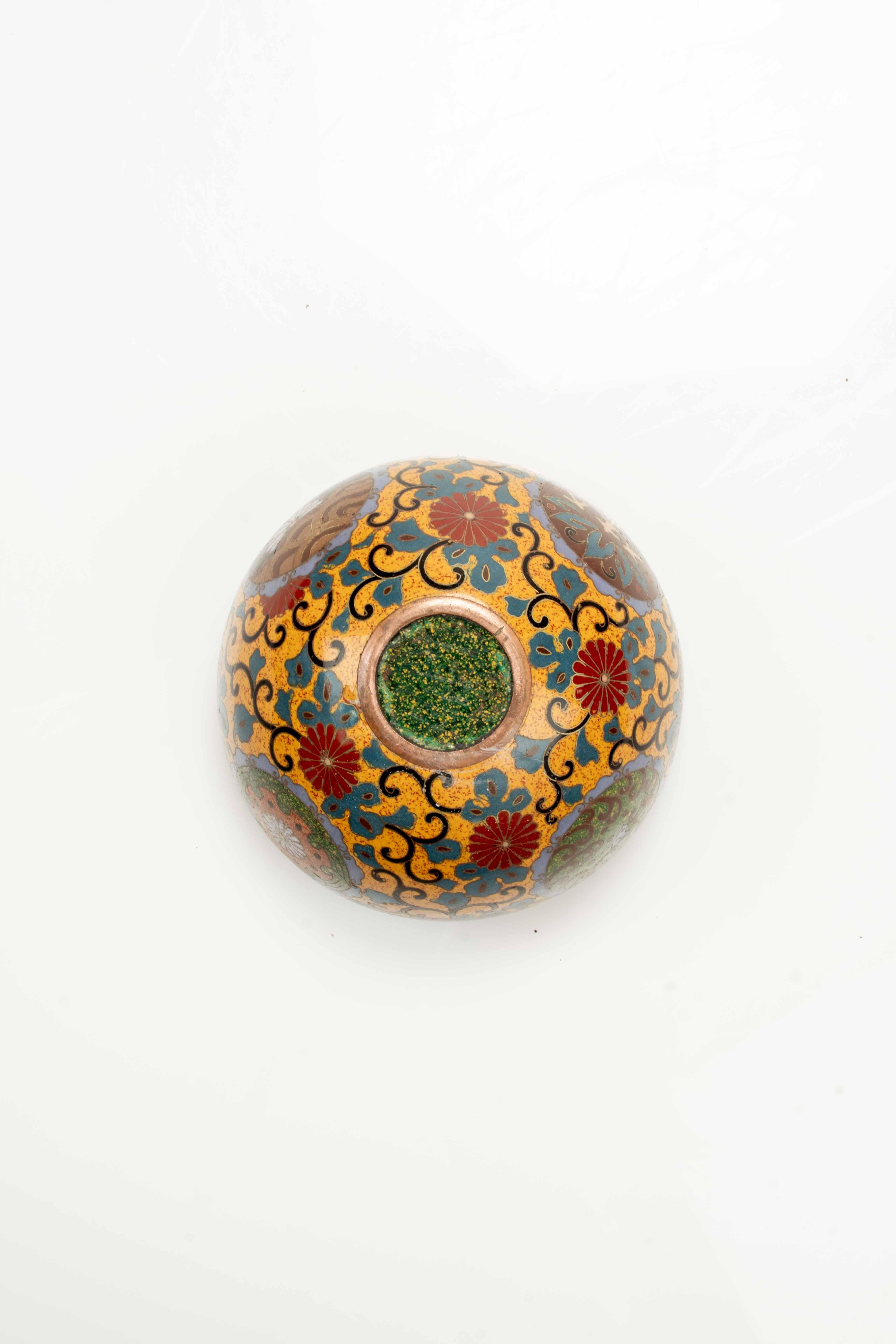 Émail Scatola kogo in smalti cloisonné con motivi floreali stilizzati en vente