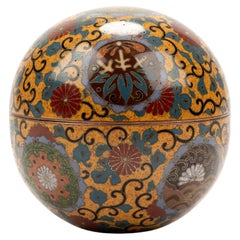 Scatola kogo in smalti cloisonné con motivi floreali stilizzati