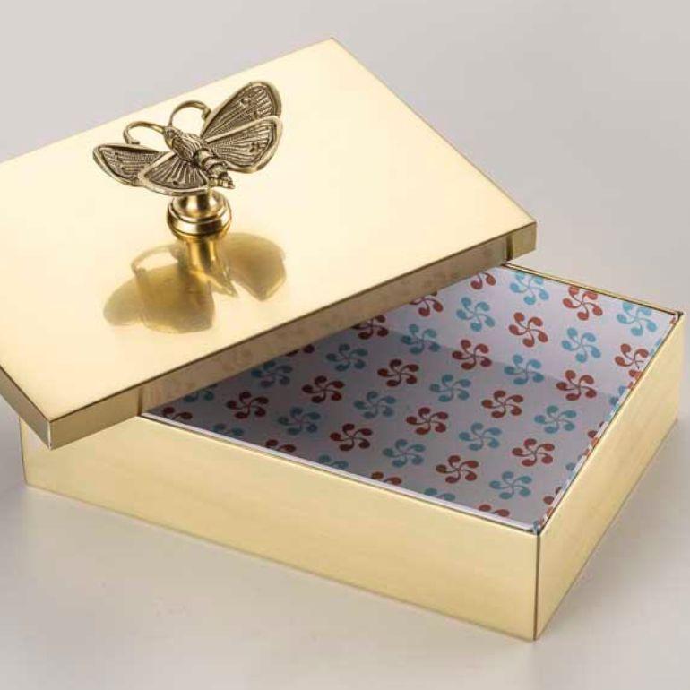 Caja mediana de latón con pomo de mariposa European en venta