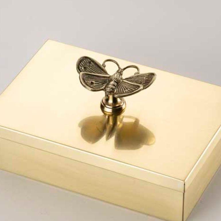 Medium brass box with butterfly knob  In New Condition For Sale In Firenze, FI