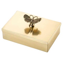 Caja mediana de latón con pomo de mariposa 