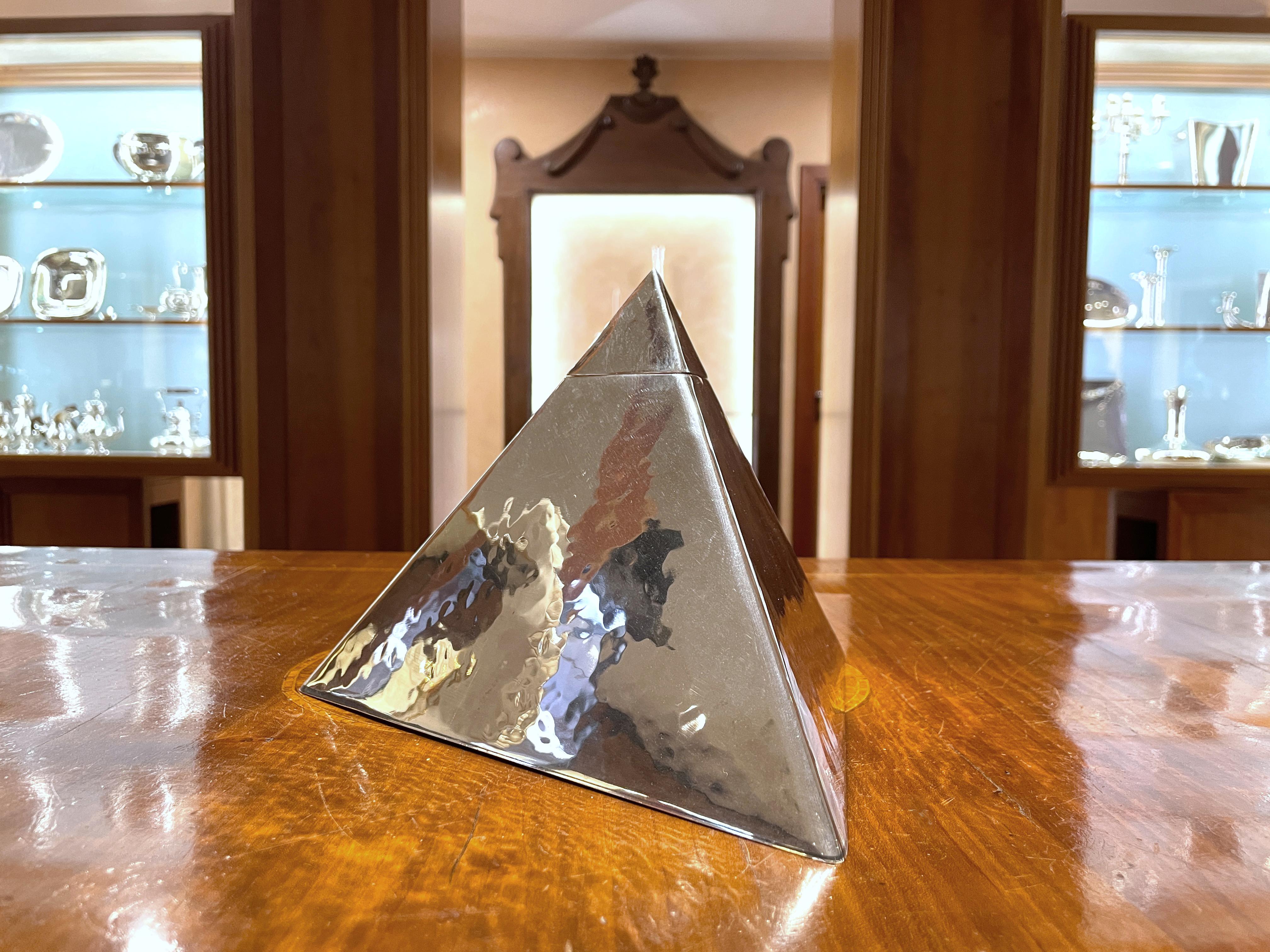 Große Pyramidendose aus 925er Sterlingsilber
Hergestellt von Brandimarte Florenz Italien
Völlig handgefertigt
Gewicht 700 g
Höhe 16 cm
Sockel 23 cm

Die handwerkliche Verarbeitung ist seit jeher ein Markenzeichen der Firma Brandimarte.
Das Hämmern